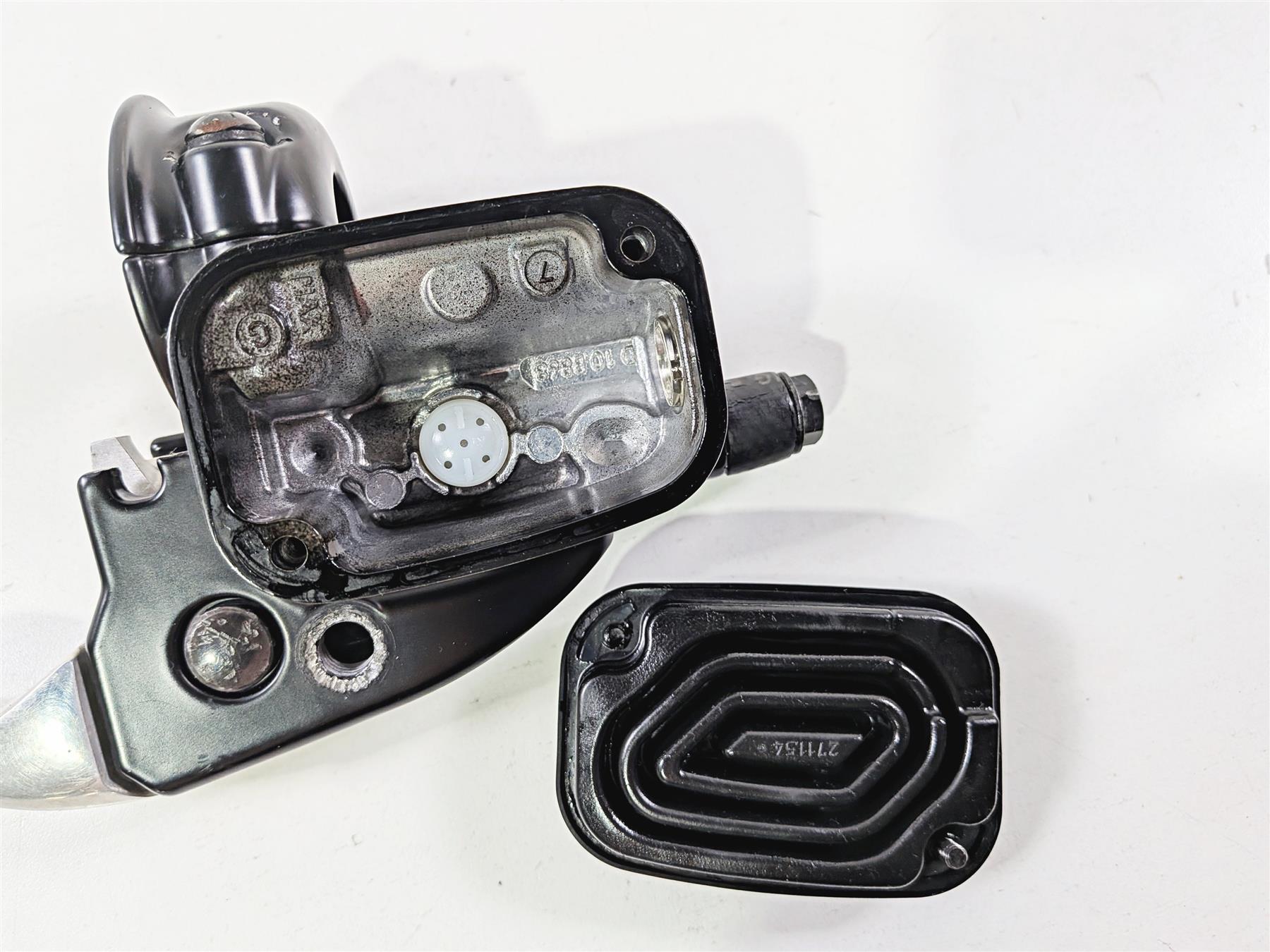 2018 Harley Touring FLHTCU Electra Glide Front Brake Master Cylinder 44551-08F-Mototech271