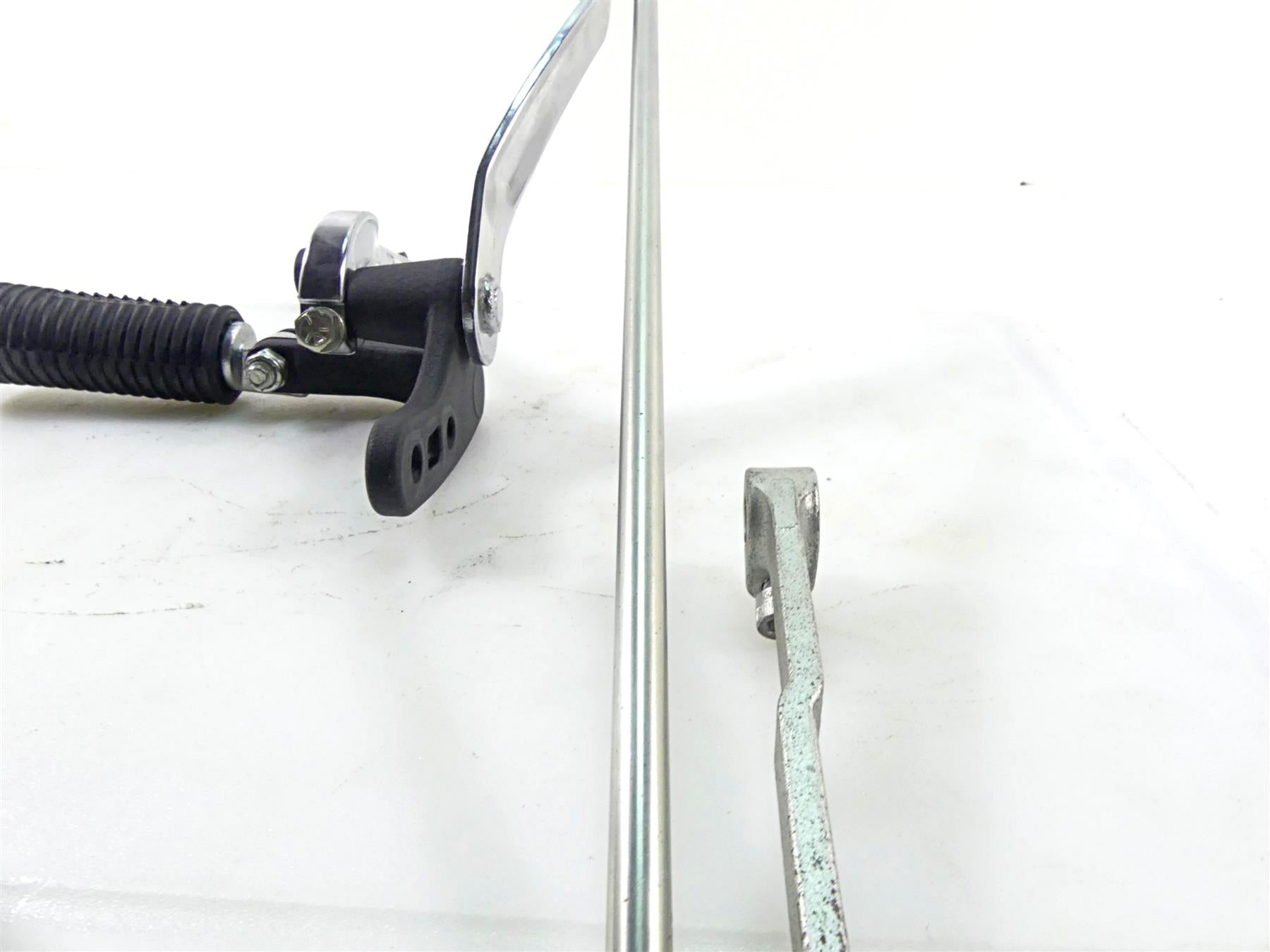 2010 Harley FXDF Dyna Fat Bob Front Left Oem Forward Footpeg & Shifter 33693-03 {{ shop.shopifyCountryName }} - Mototech271