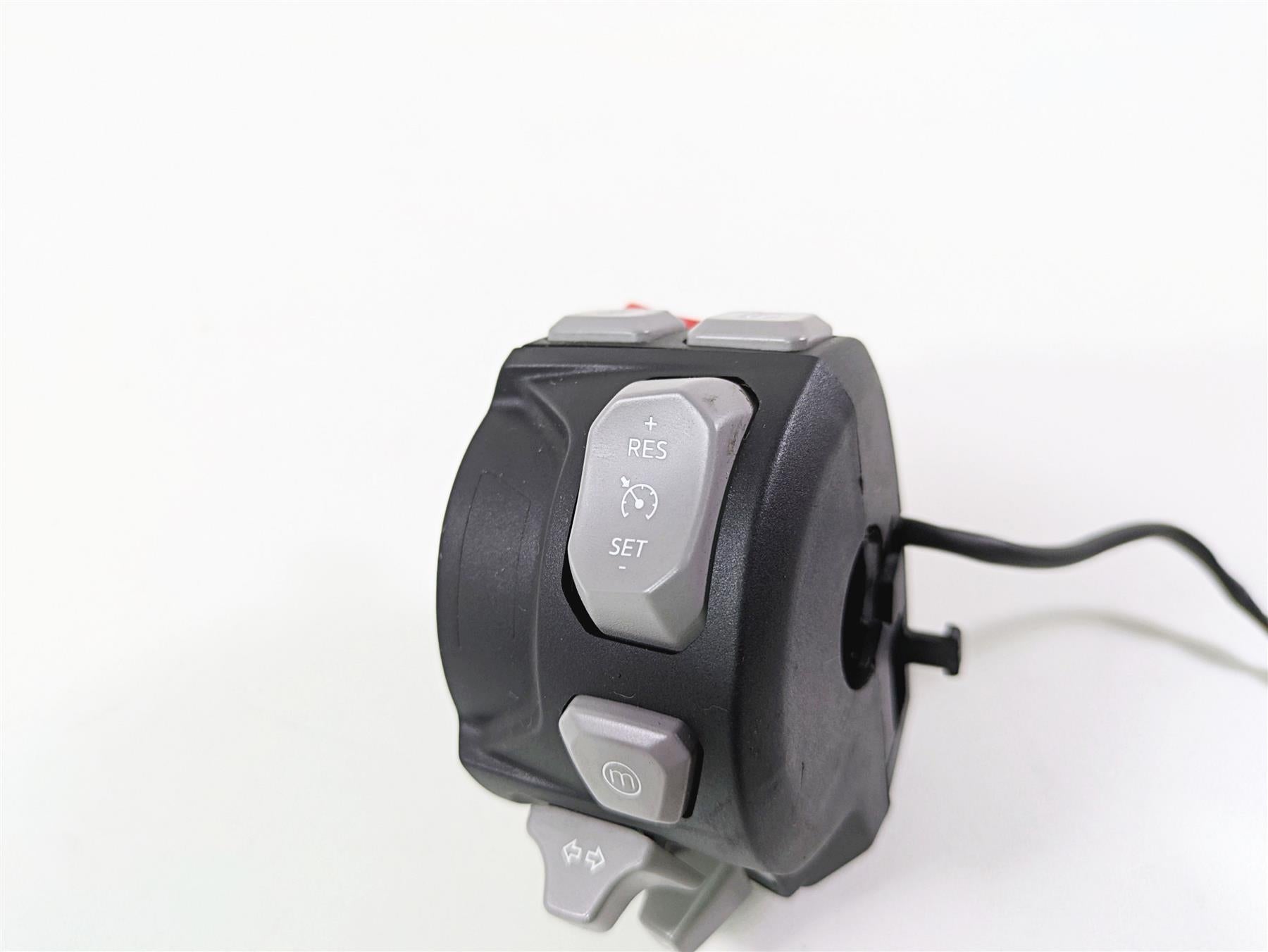 2024 Triumph Tiger 900 GT Left Hand Turn Signal Control Switch T2044782 {{ shop.shopifyCountryName }} - Mototech271