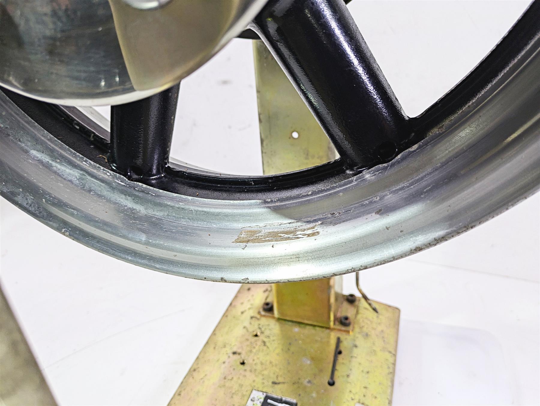 2004 Yamaha XVZ1300 Royal Star 16x3.5 Front Wheel Rim & Covers 4NK-25168-00-33 {{ shop.shopifyCountryName }} - Mototech271