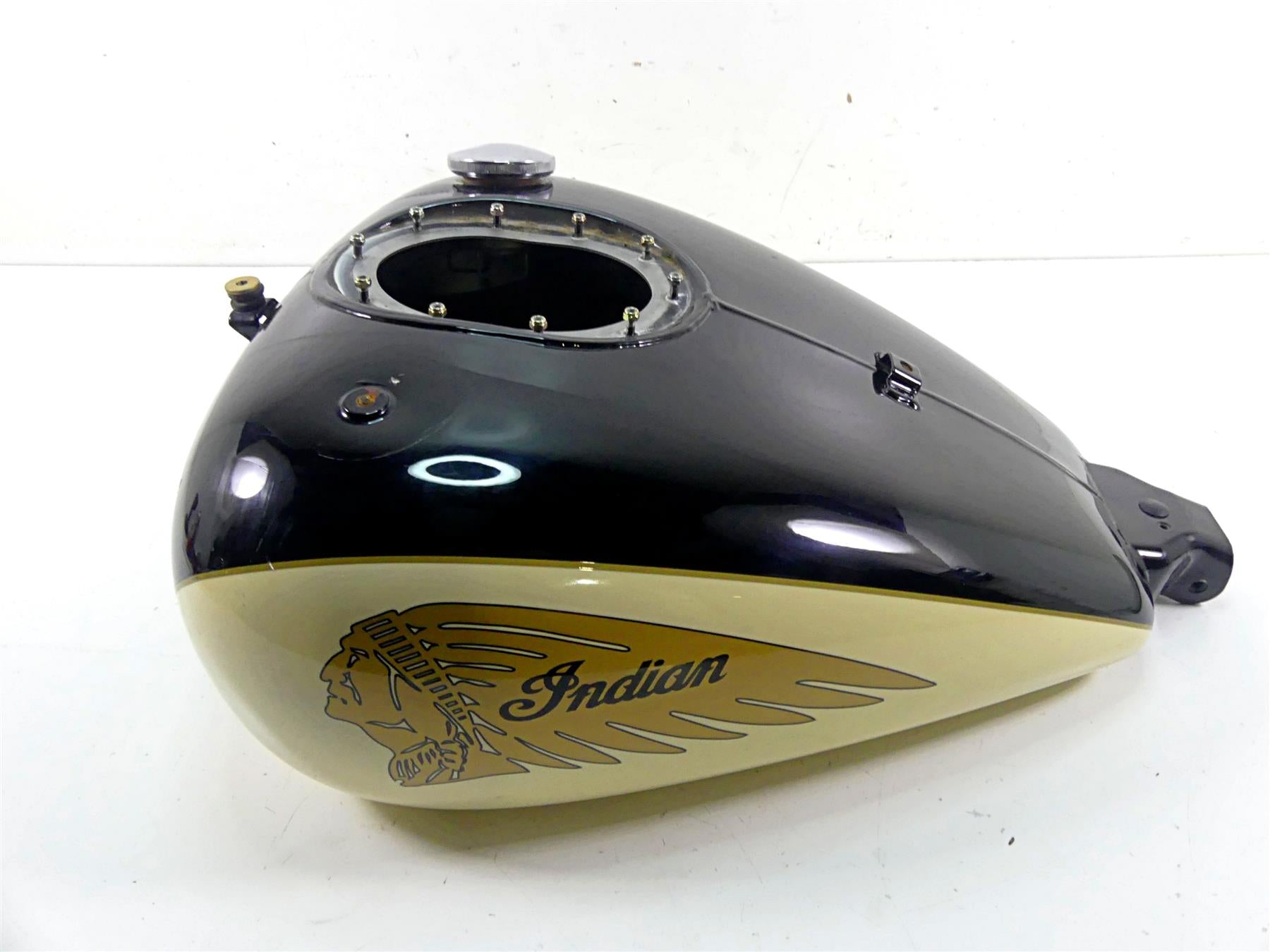 2019 Indian Chieftain Classic Fuel Gas Petrol Tank - Dented 1021997 {{ shop.shopifyCountryName }} - Mototech271