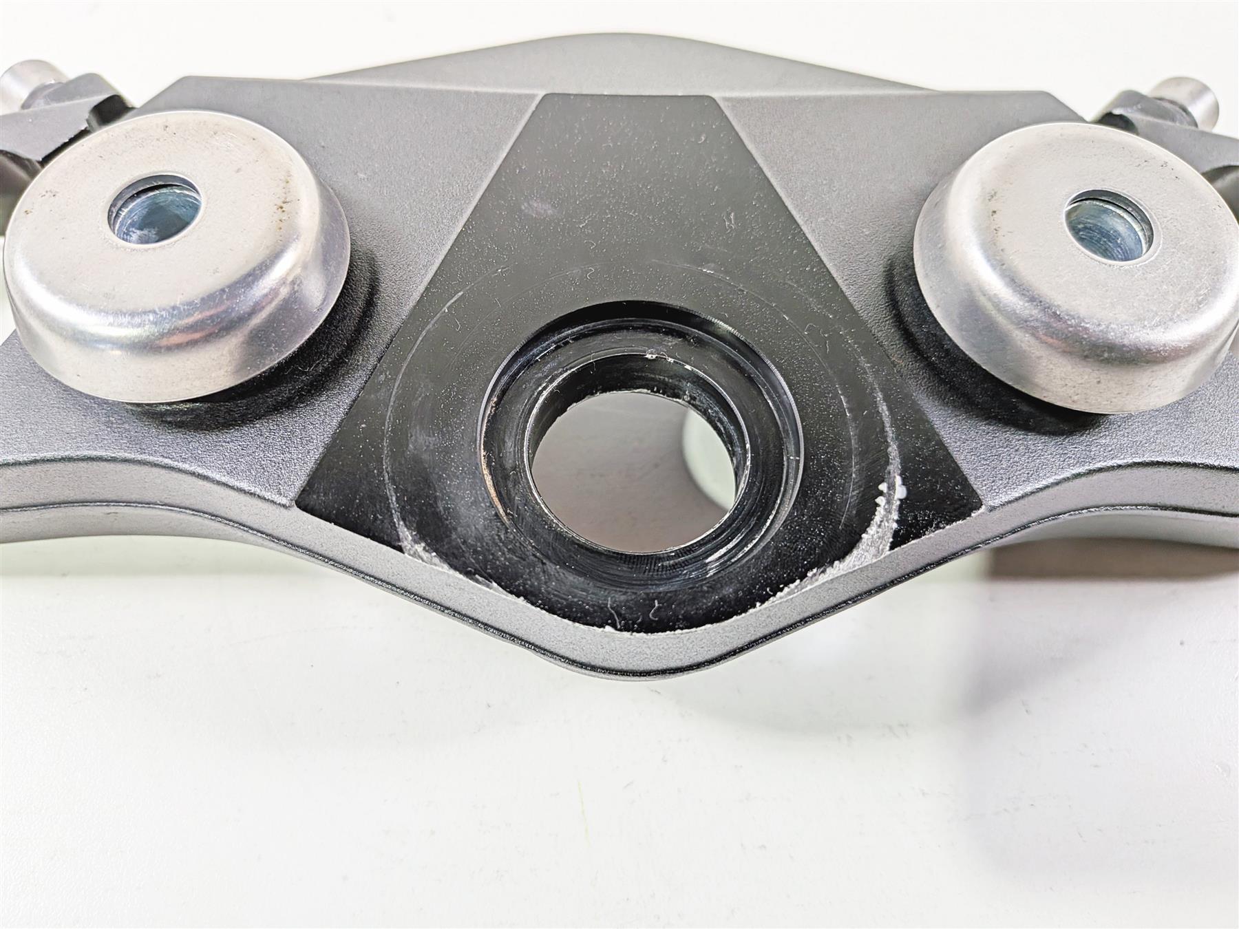 2019 Triumph Speed Triple RS 1050 Upper Triple Tree Steering Clamp T2042324 {{ shop.shopifyCountryName }} - Mototech271