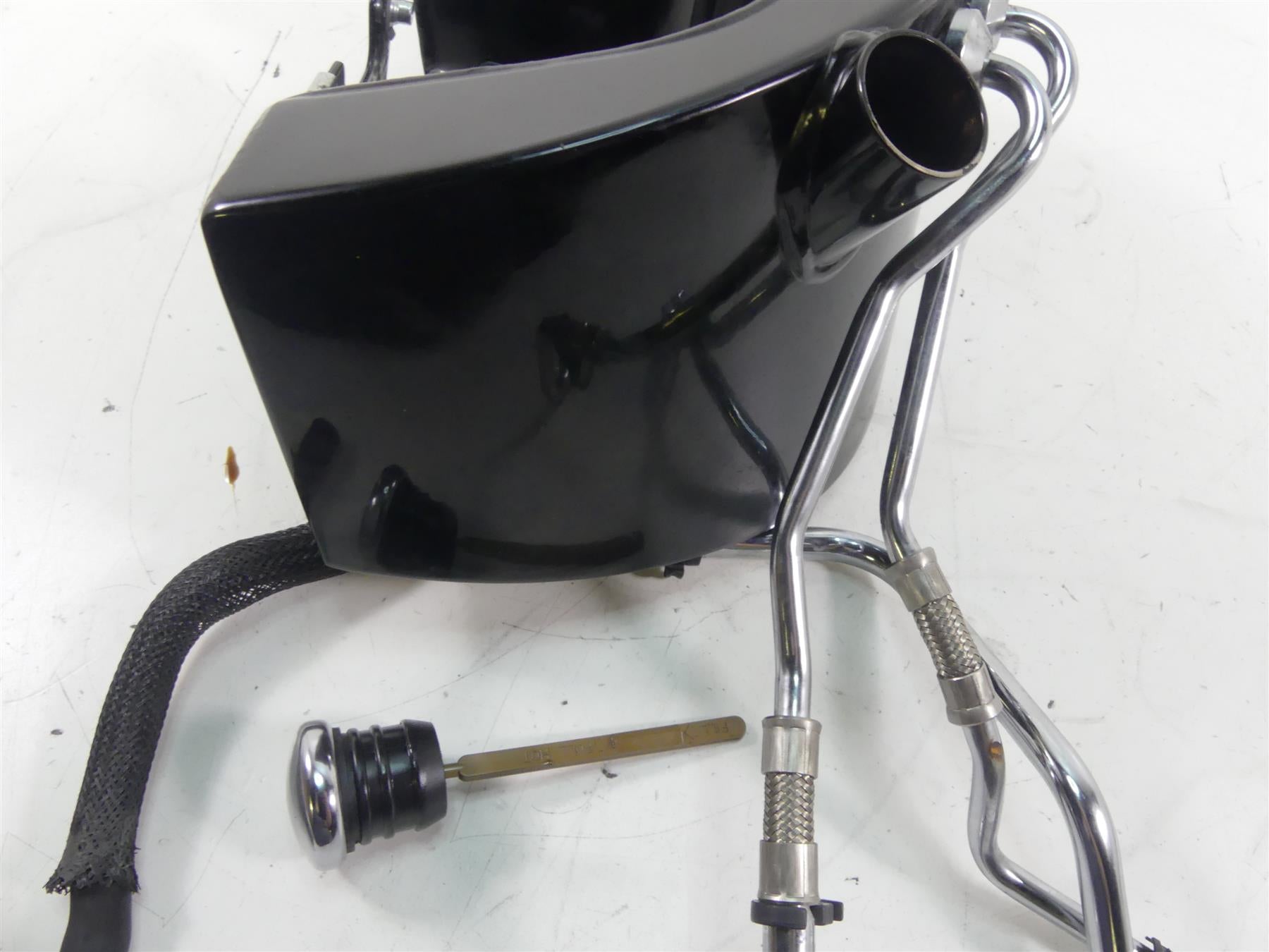 2017 Harley FLS Softail Slim Oil Tank Reservoir + Chrome Hoses - Read 62492-01A {{ shop.shopifyCountryName }} - Mototech271
