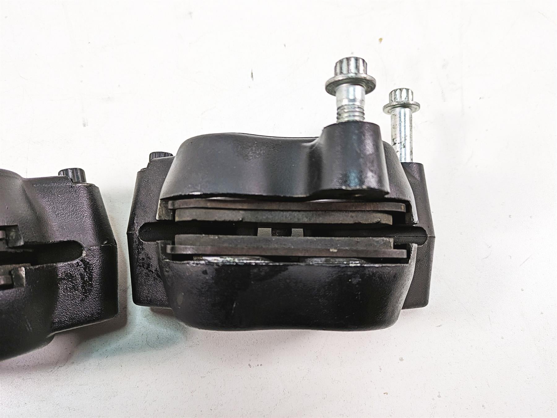 2009 Harley FXDF Dyna Fat Bob Front Brake Caliper Set 44046-08 44487-08 {{ shop.shopifyCountryName }} - Mototech271