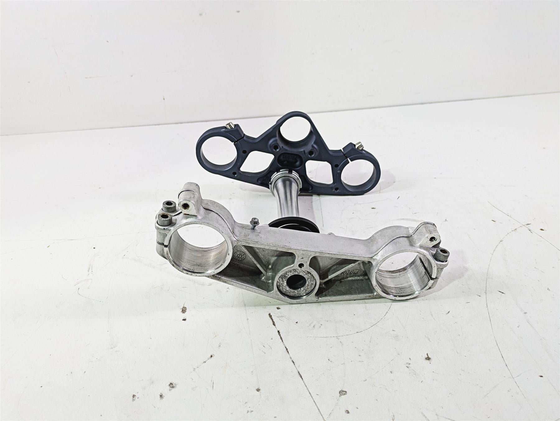 2008 Aprilia RSVR 1000 Factory Upper Lower Triple Tree Set - Read AP8163061 {{ shop.shopifyCountryName }} - Mototech271