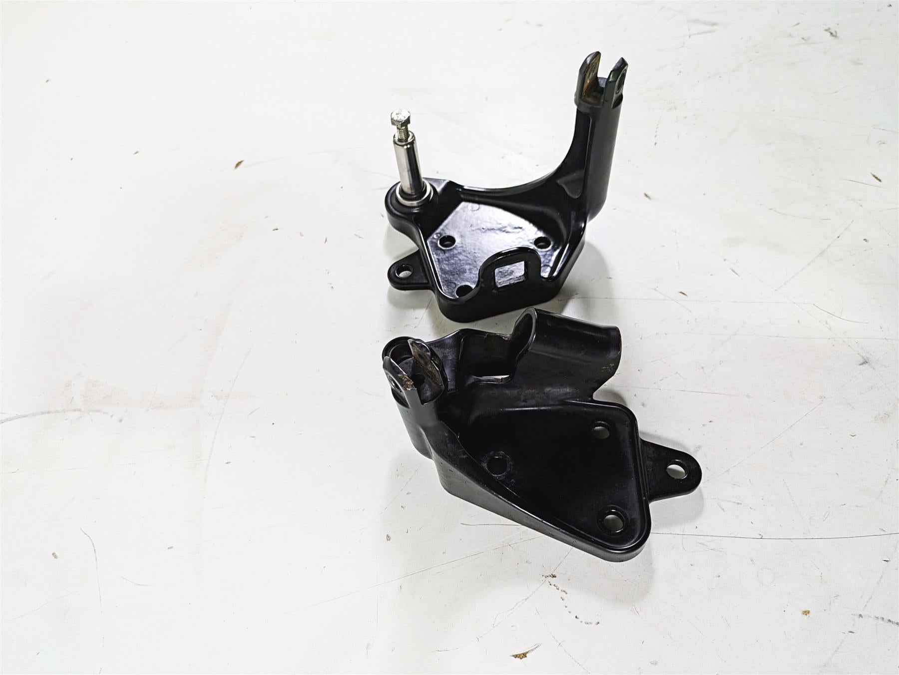 2003 Harley Softail FXSTDI Deuce 100th Front Footpeg Mounts 33683-00 42507-00B {{ shop.shopifyCountryName }} - Mototech271