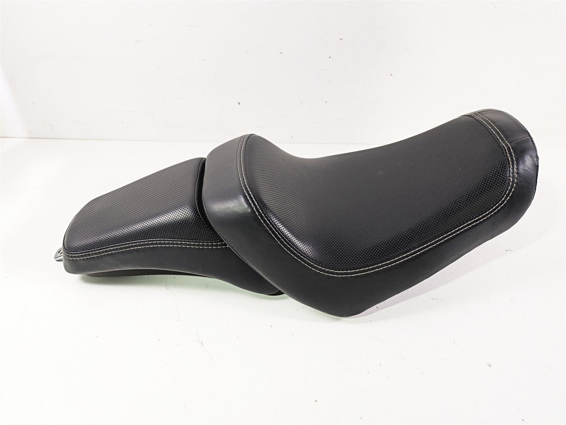 2015 Harley FXDF Dyna Fat Bob Seat Saddle Oem 1 Piece 2 Up 52000117 {{ shop.shopifyCountryName }} - Mototech271