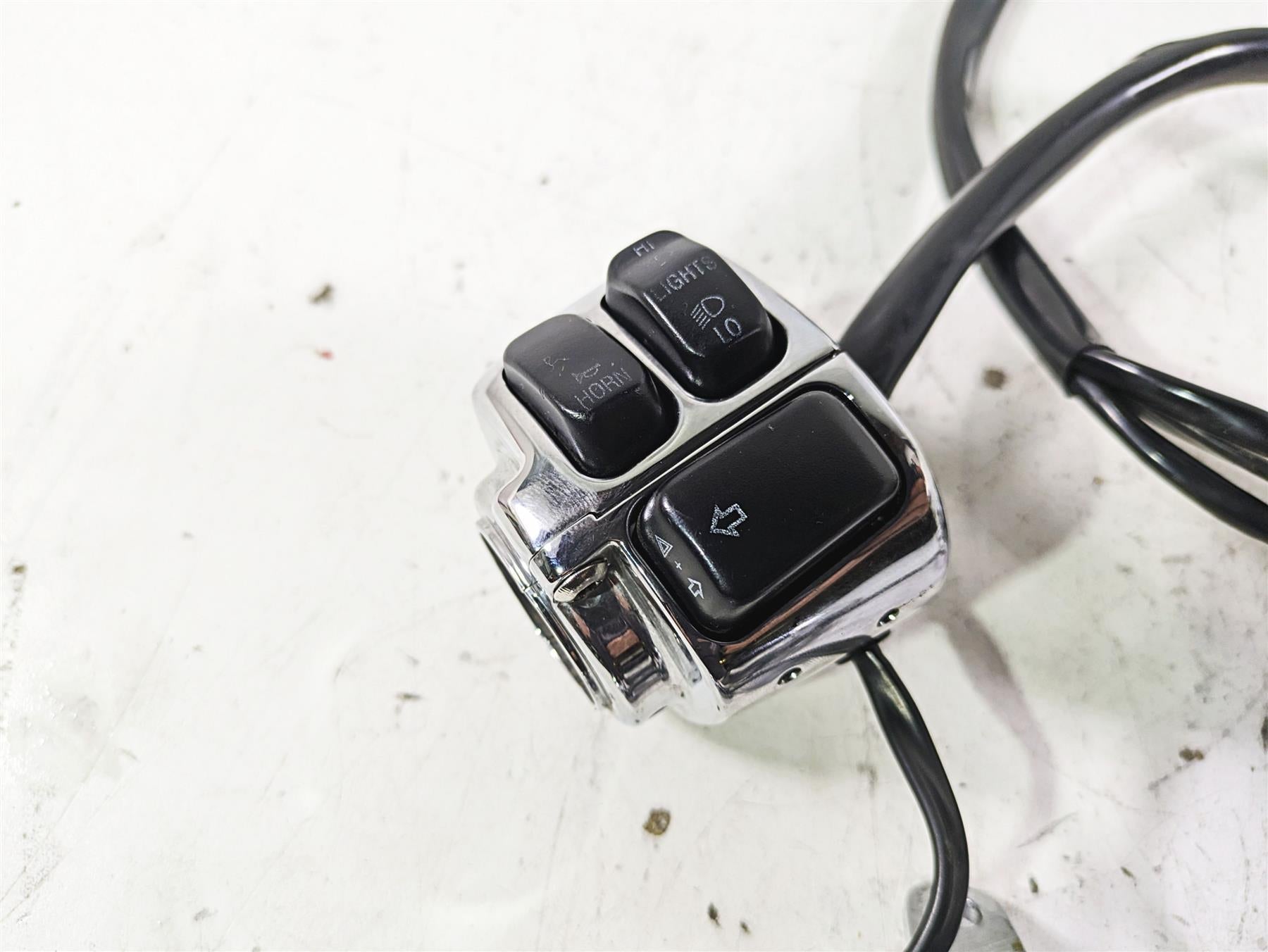 2005 Harley Softail FLSTFSE CVO Fat Boy Chrome Hand Control Switch Set 71682-06A {{ shop.shopifyCountryName }} - Mototech271