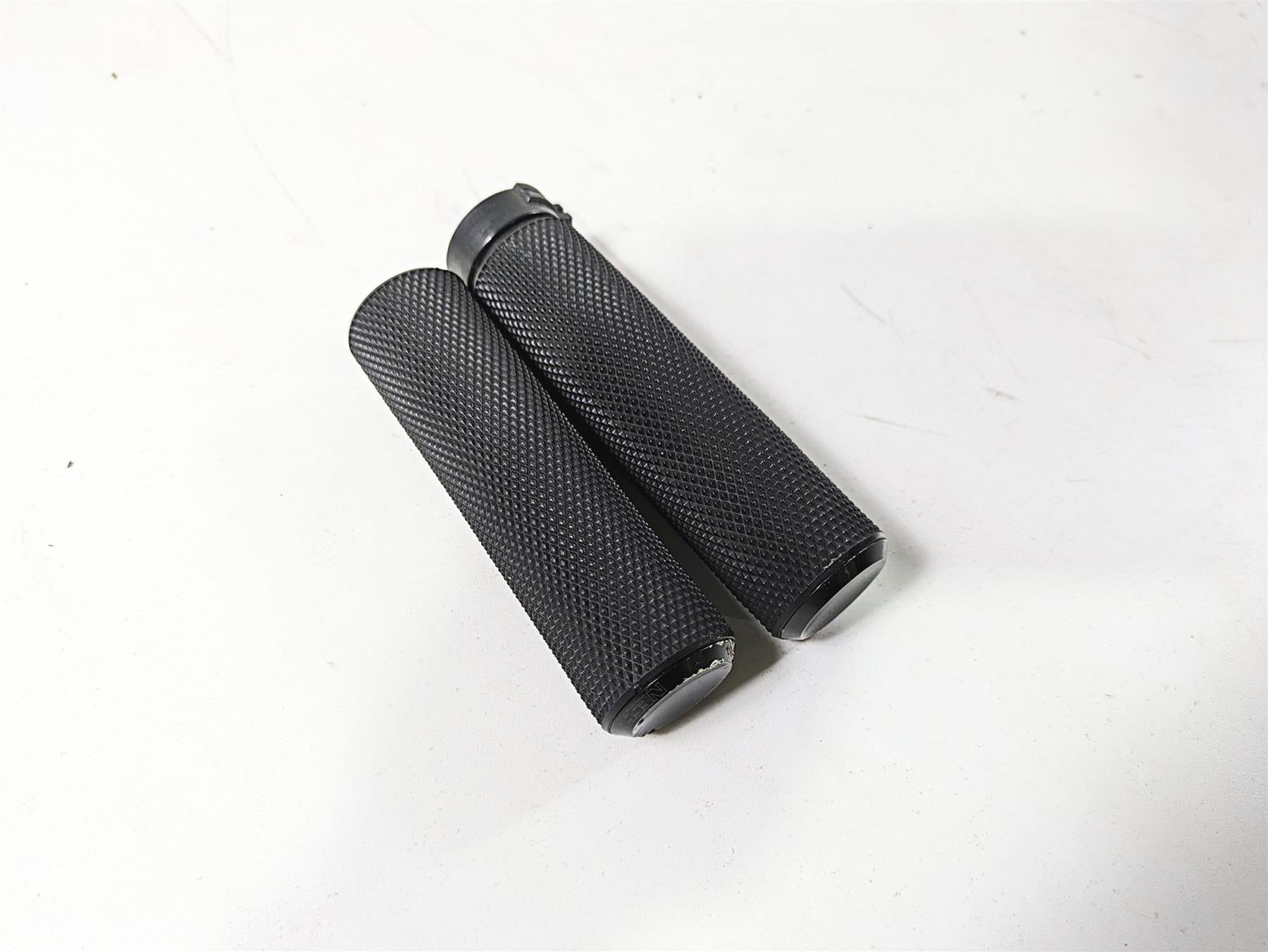 2017 Harley Dyna FXDB Street Bob Arlen Ness Knurled Hand Grip Set 07-325 {{ shop.shopifyCountryName }} - Mototech271