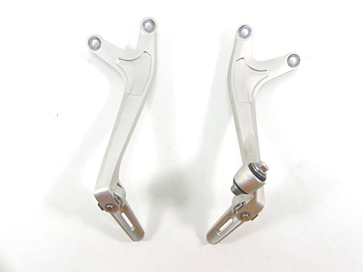 2022 Triumph Speed Triple 1200 RS Rear Passenger Footpeg Rest T2082430 T2082440 {{ shop.shopifyCountryName }} - Mototech271
