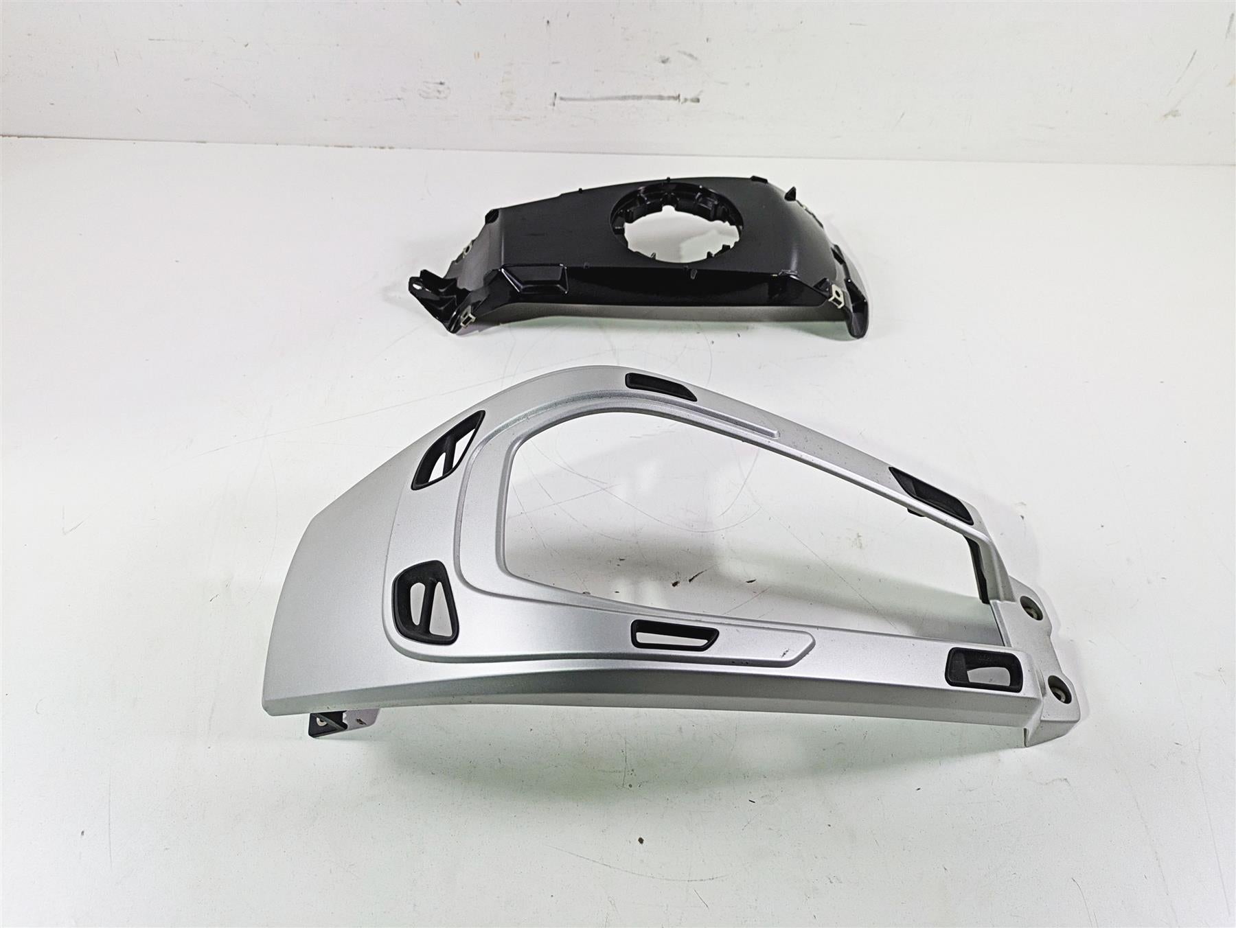 2009 BMW R1200RT K26 Center Tank Cover & Luggage Rack 46637682974 {{ shop.shopifyCountryName }} - Mototech271