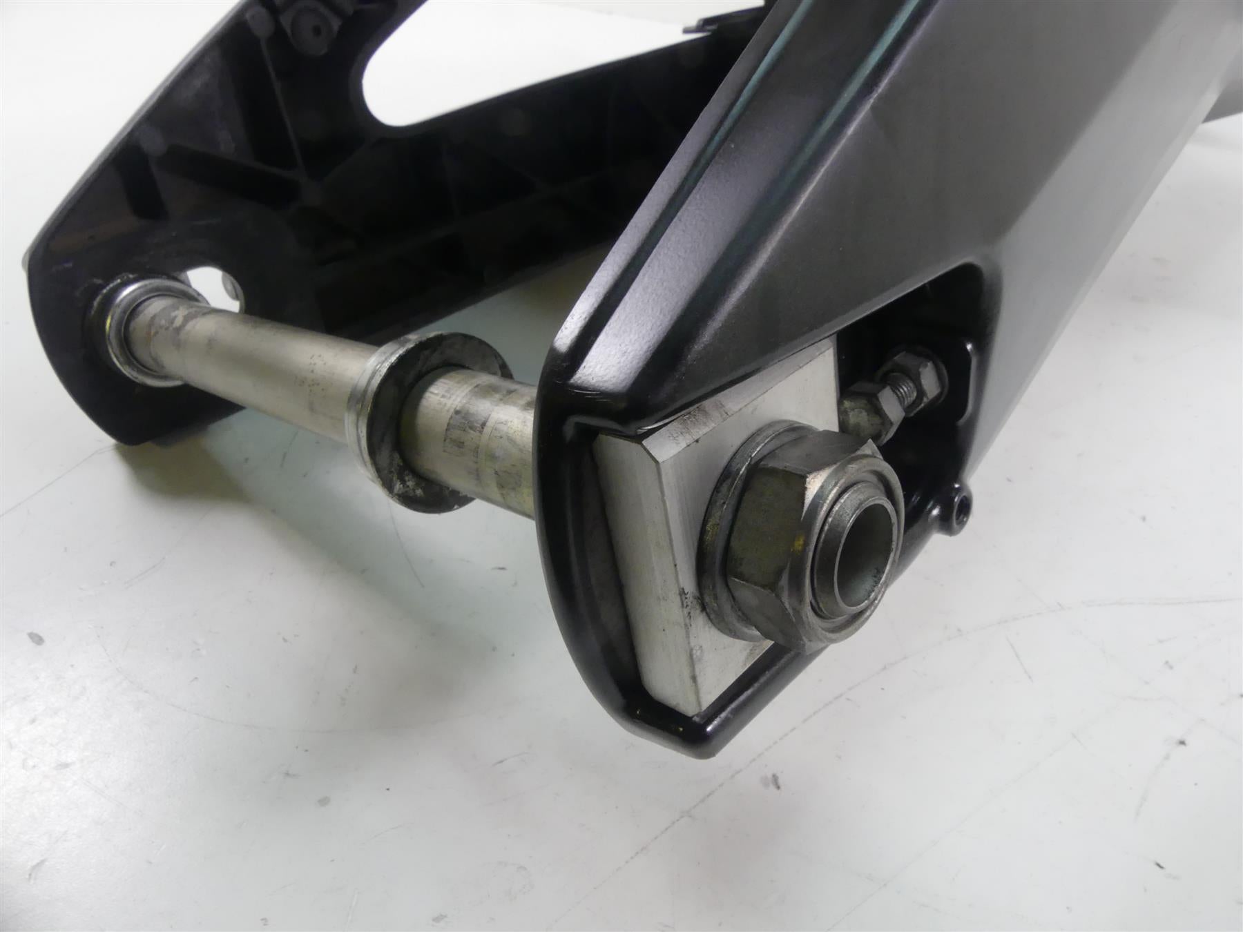2007 Yamaha FZ1 Fazer Rear Swingarm Swing Arm & Axle Set 2D1-22110-11-00 {{ shop.shopifyCountryName }} - Mototech271