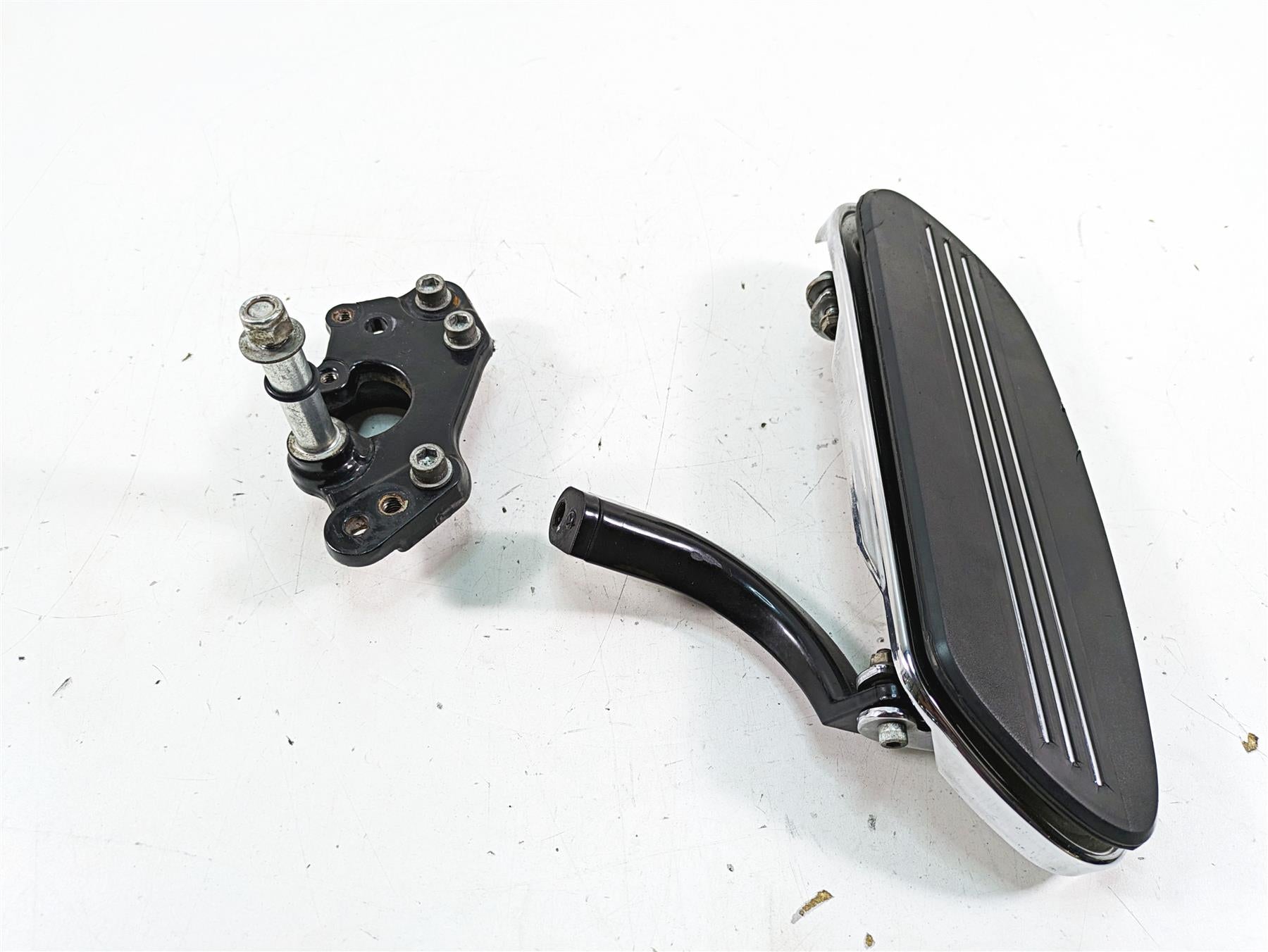 2013 Harley Touring FLHX Street Glide Right Floor Board Mount Set -Read 50683-04 {{ shop.shopifyCountryName }} - Mototech271