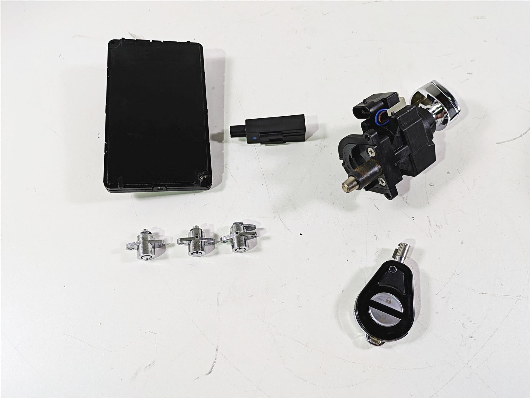 2017 Harley Touring FLHTKSE CVO E-Glide Bcm Ignition Switch Key Set 71400090B {{ shop.shopifyCountryName }} - Mototech271