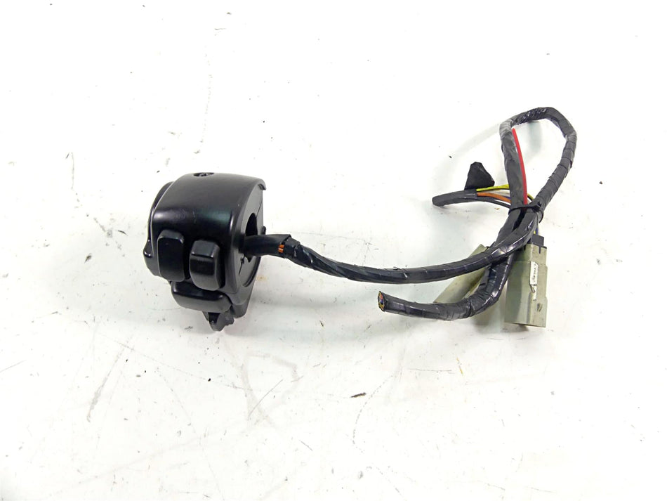 2010 Harley Touring FLHRC Road King Left Hand Control Switch 71682-06A 71685-06A {{ shop.shopifyCountryName }} - Mototech271