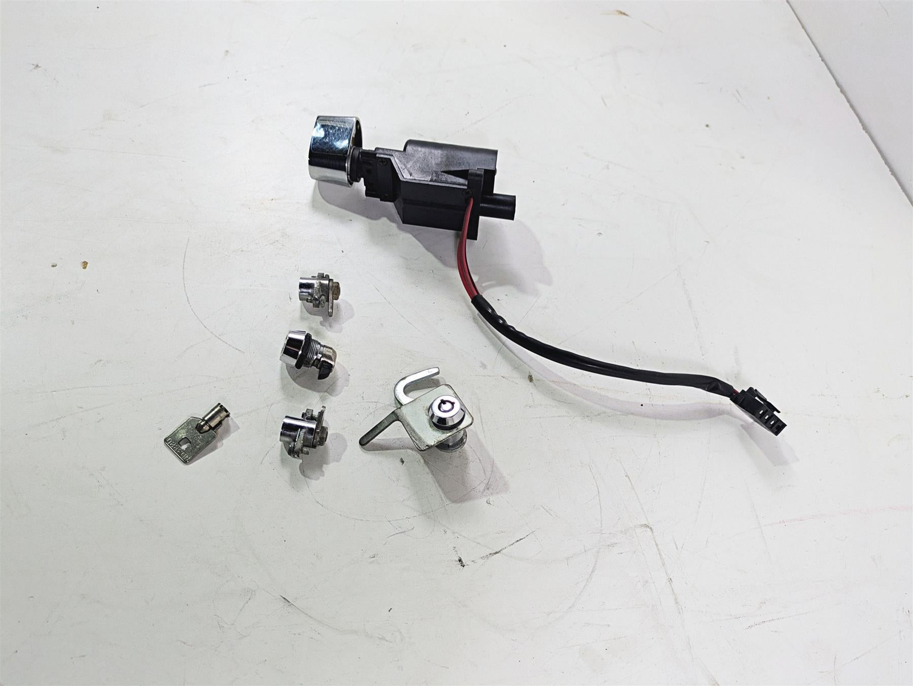 1996 Harley Touring FLHTCUI Electra Glide Ignition Switch Key Lock Set 71526-93B {{ shop.shopifyCountryName }} - Mototech271