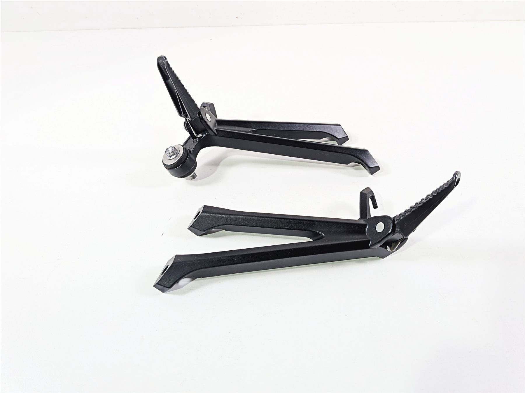 2024 Suzuki GSXR600 Passenger Footpeg Foot Peg Rest Set 43600-14J30 43700-14J30 {{ shop.shopifyCountryName }} - Mototech271