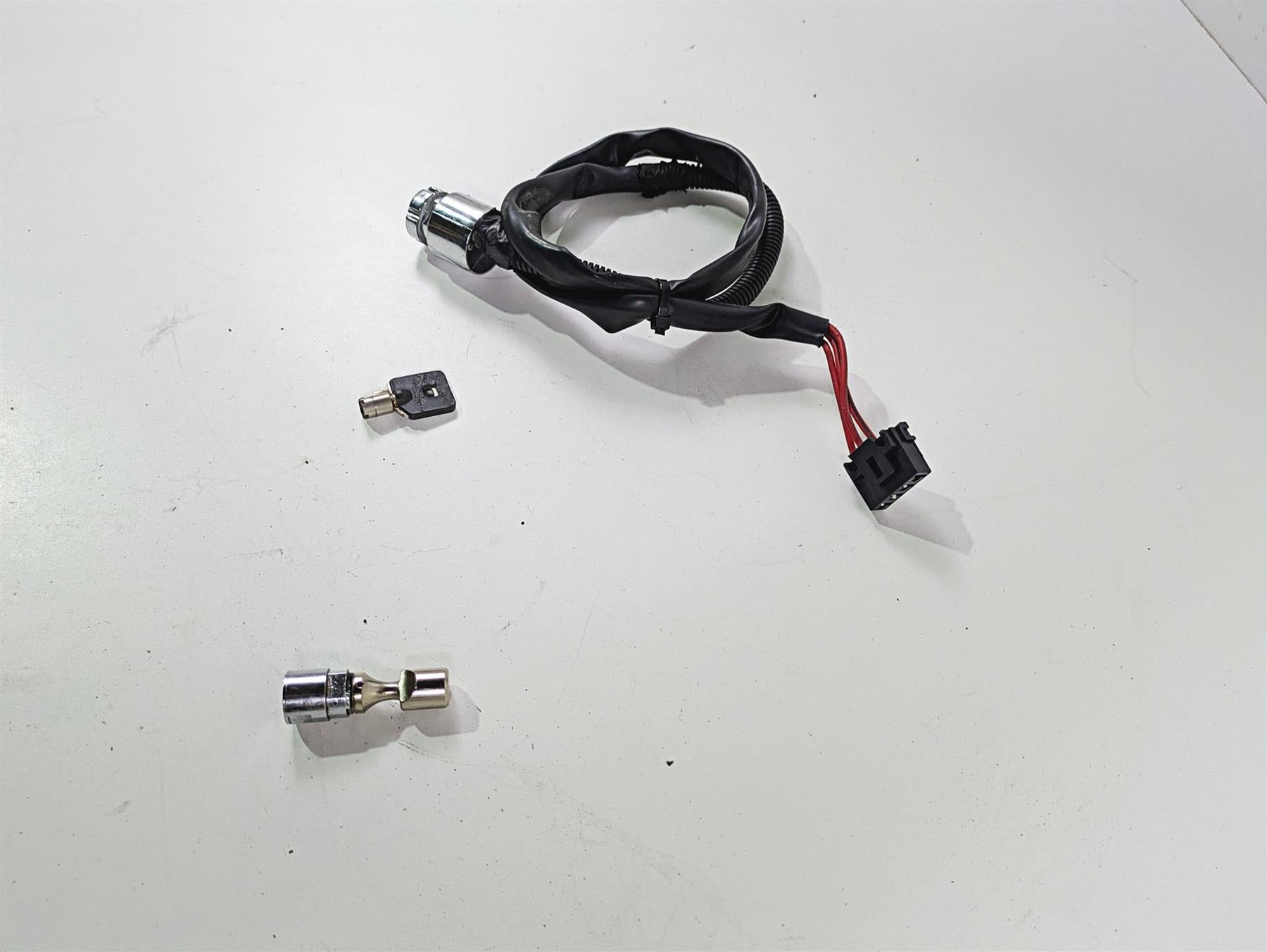 2008 Harley FXCWC Softail Rocker Ignition Switch Key Lock Set - Read 71792-08 {{ shop.shopifyCountryName }} - Mototech271