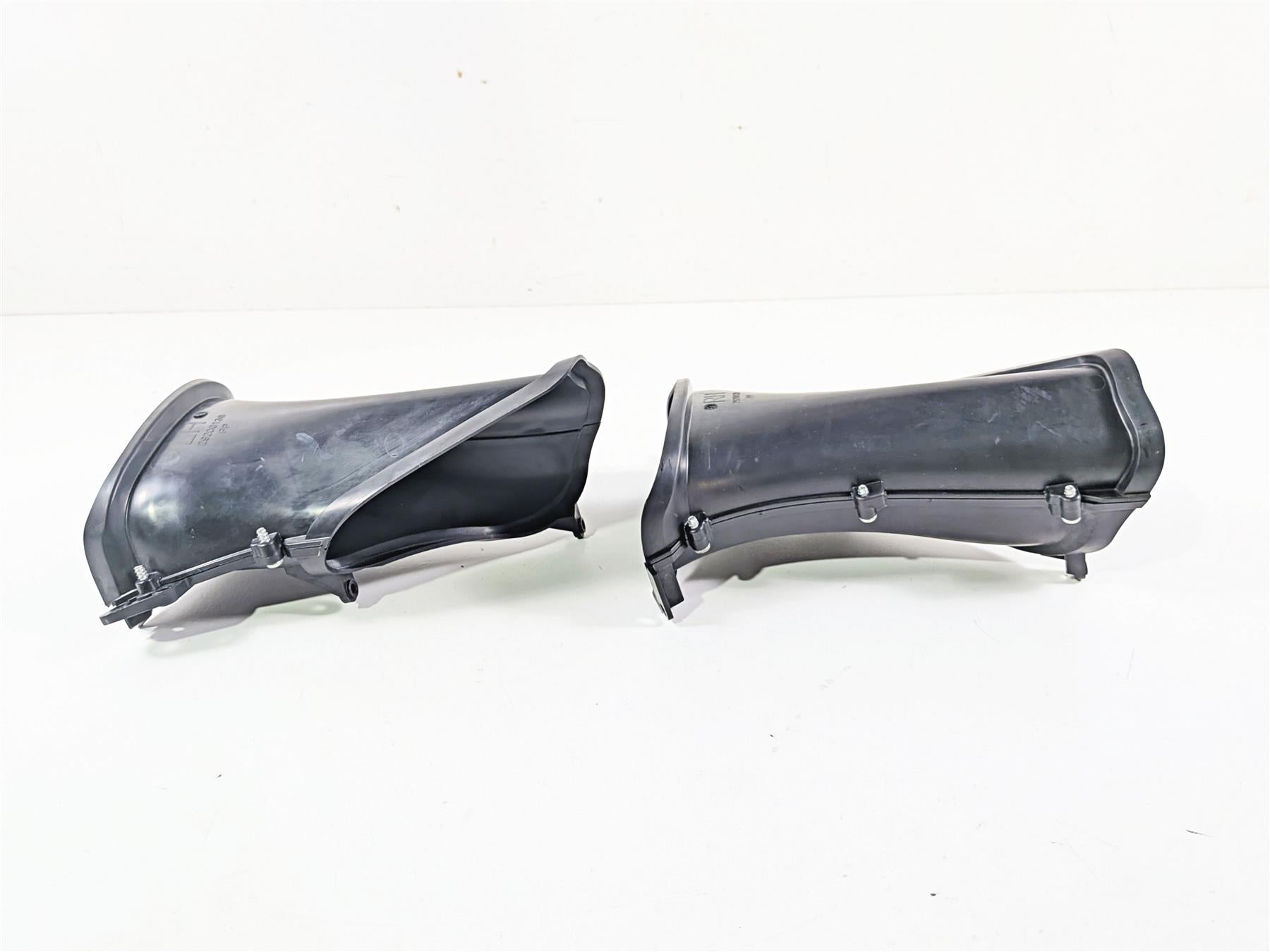 2020 Harley Touring FLTRK Road Glide Front Air Inlet Duct Set 29200136 292001393 {{ shop.shopifyCountryName }} - Mototech271
