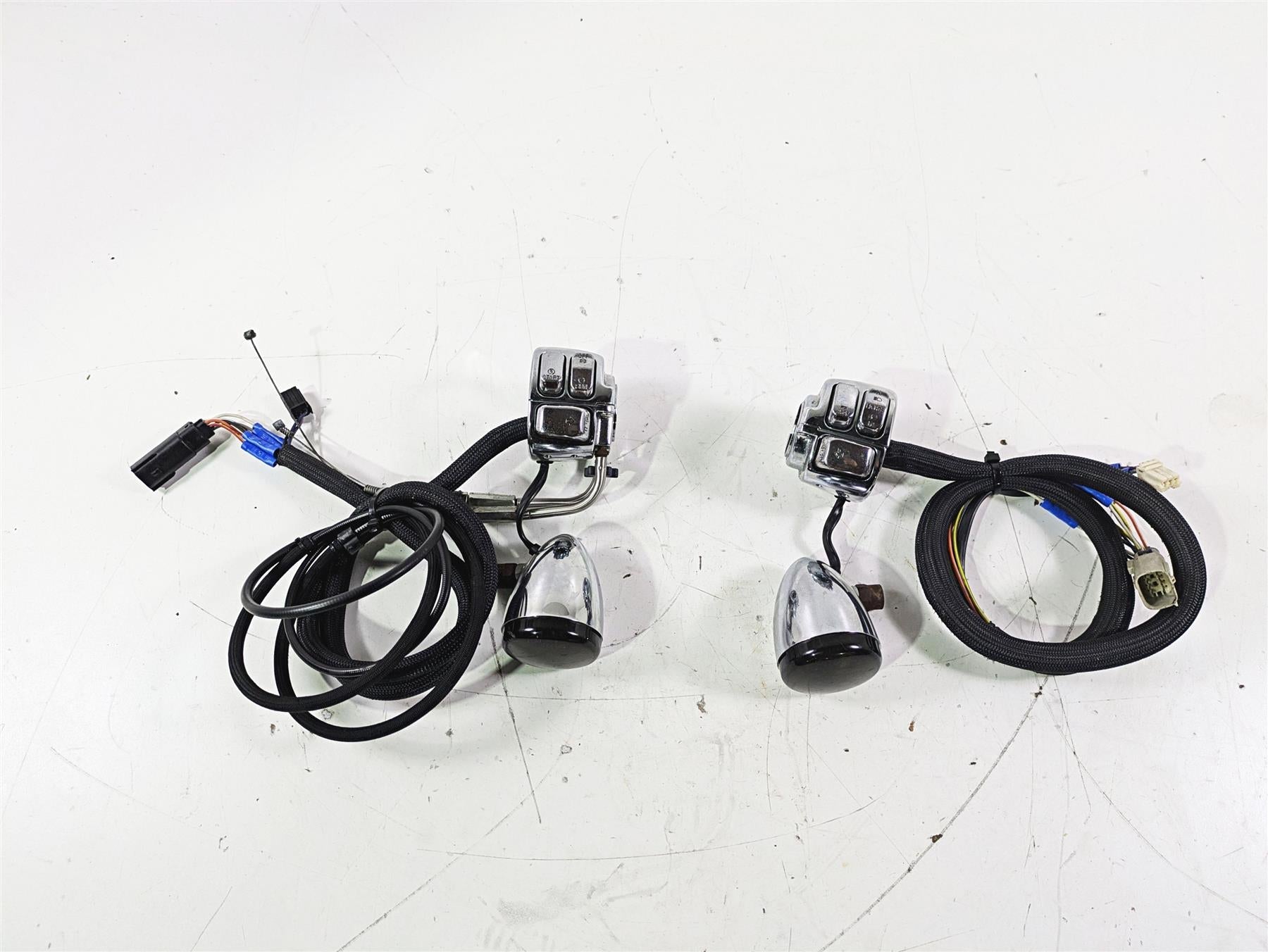 2007 Harley FXDWG Dyna Wide Glide Chrome Control Switch Blinker Set 71682-06A {{ shop.shopifyCountryName }} - Mototech271