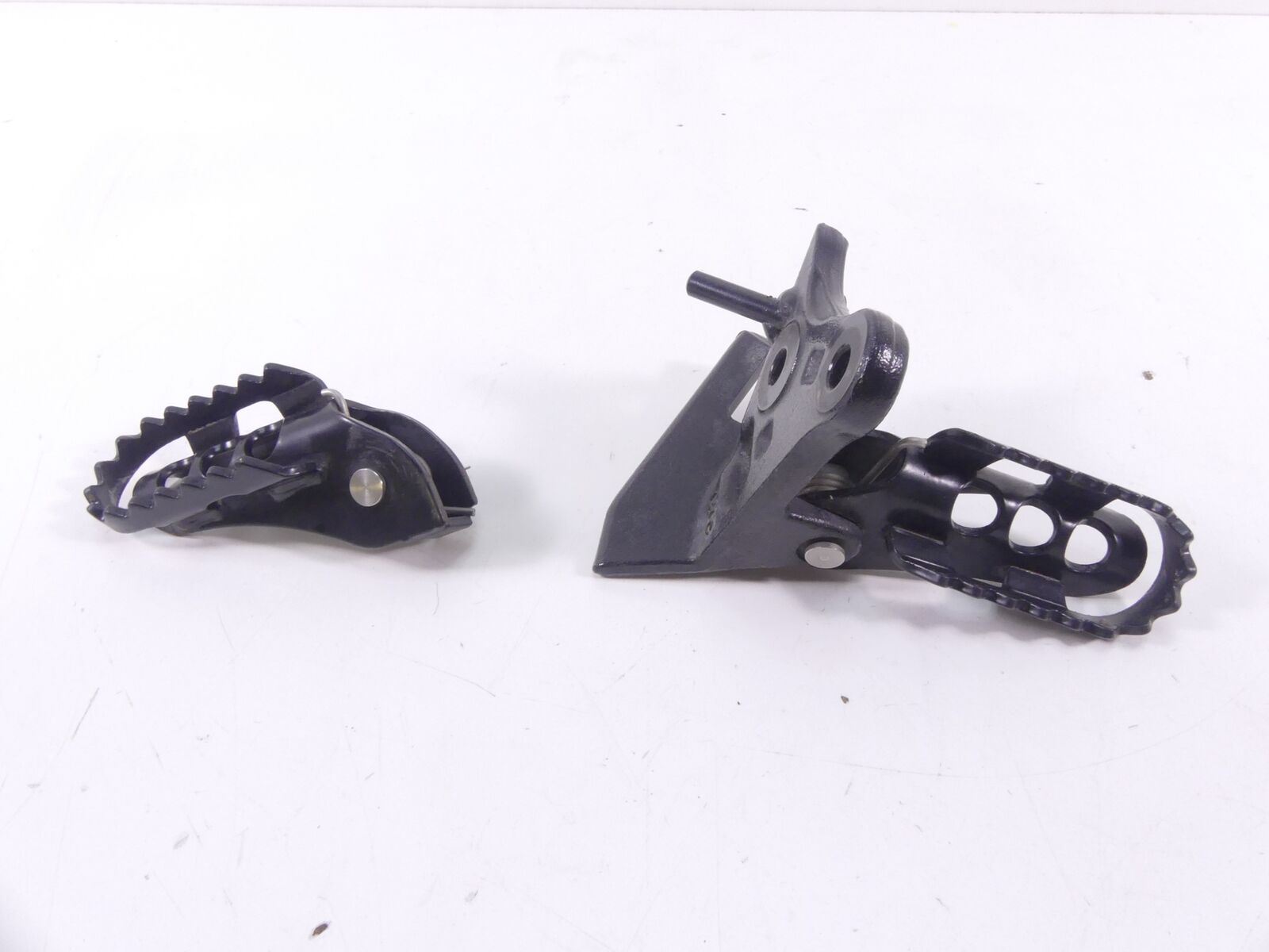 2017 BMW F800GS K72 Front Left Right Footpeg Pegs Set 46717701199 46717701200 {{ shop.shopifyCountryName }} - Mototech271