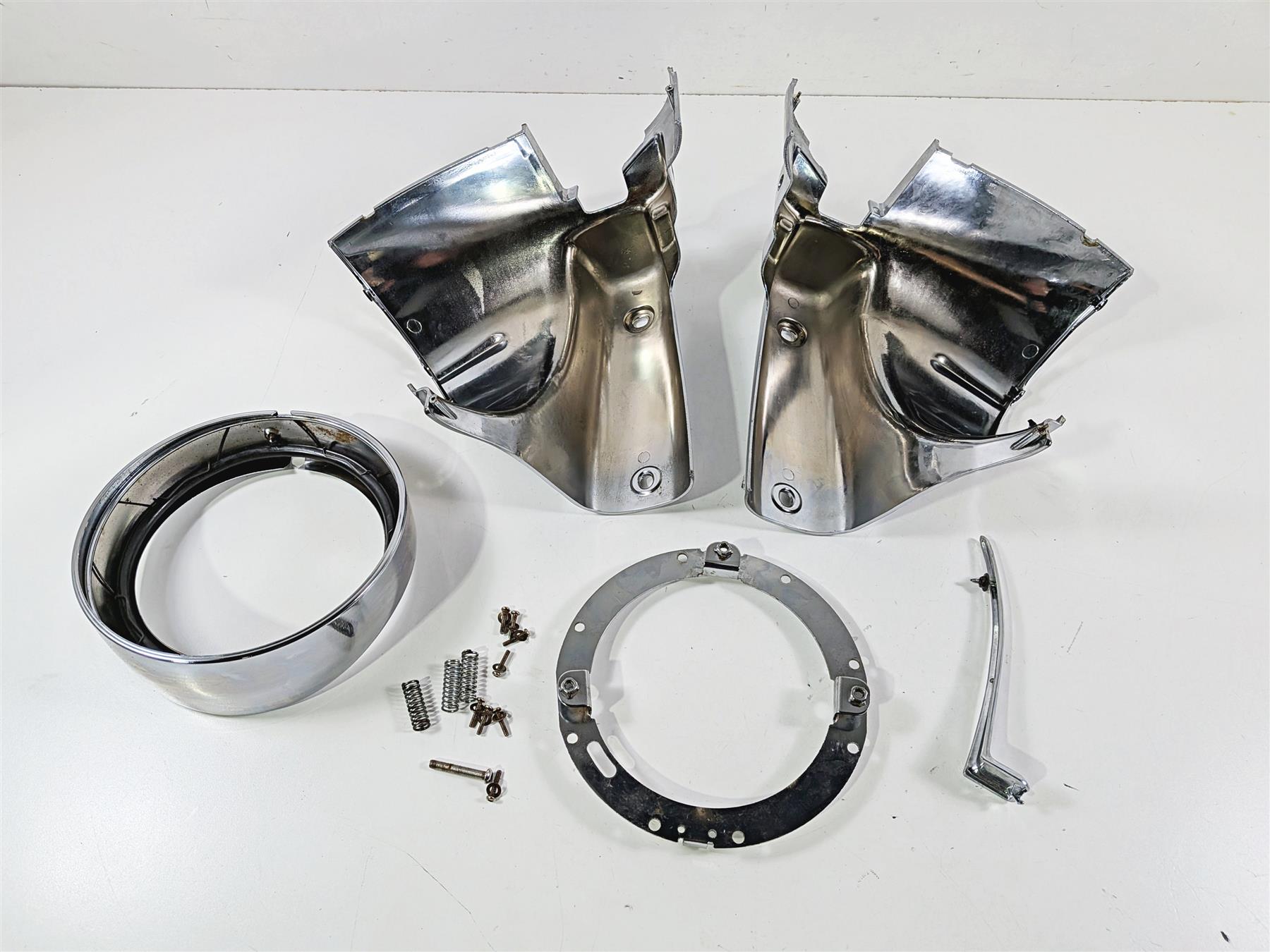 Harley Touring Aftermarket Chrome Road King Headlight Cover Nacelle Set {{ shop.shopifyCountryName }} - Mototech271