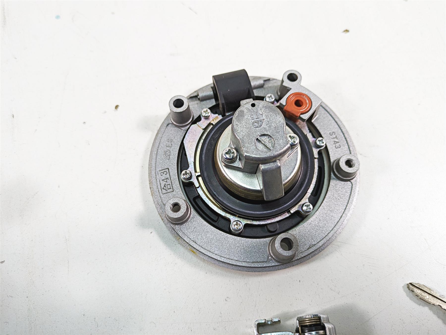 2022 Suzuki GSXR 750 Ignition Switch Key Seat Lock Gas Cap Set 37100-41G11 {{ shop.shopifyCountryName }} - Mototech271