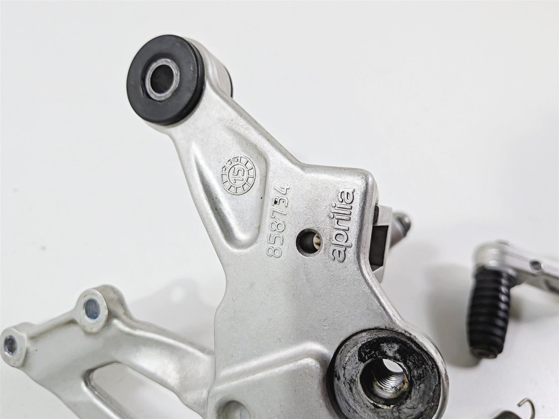 2016 Aprilia RSV 1100 Tuono V4 Factory Front Right Foot Peg & Brake Pedal 897828 {{ shop.shopifyCountryName }} - Mototech271