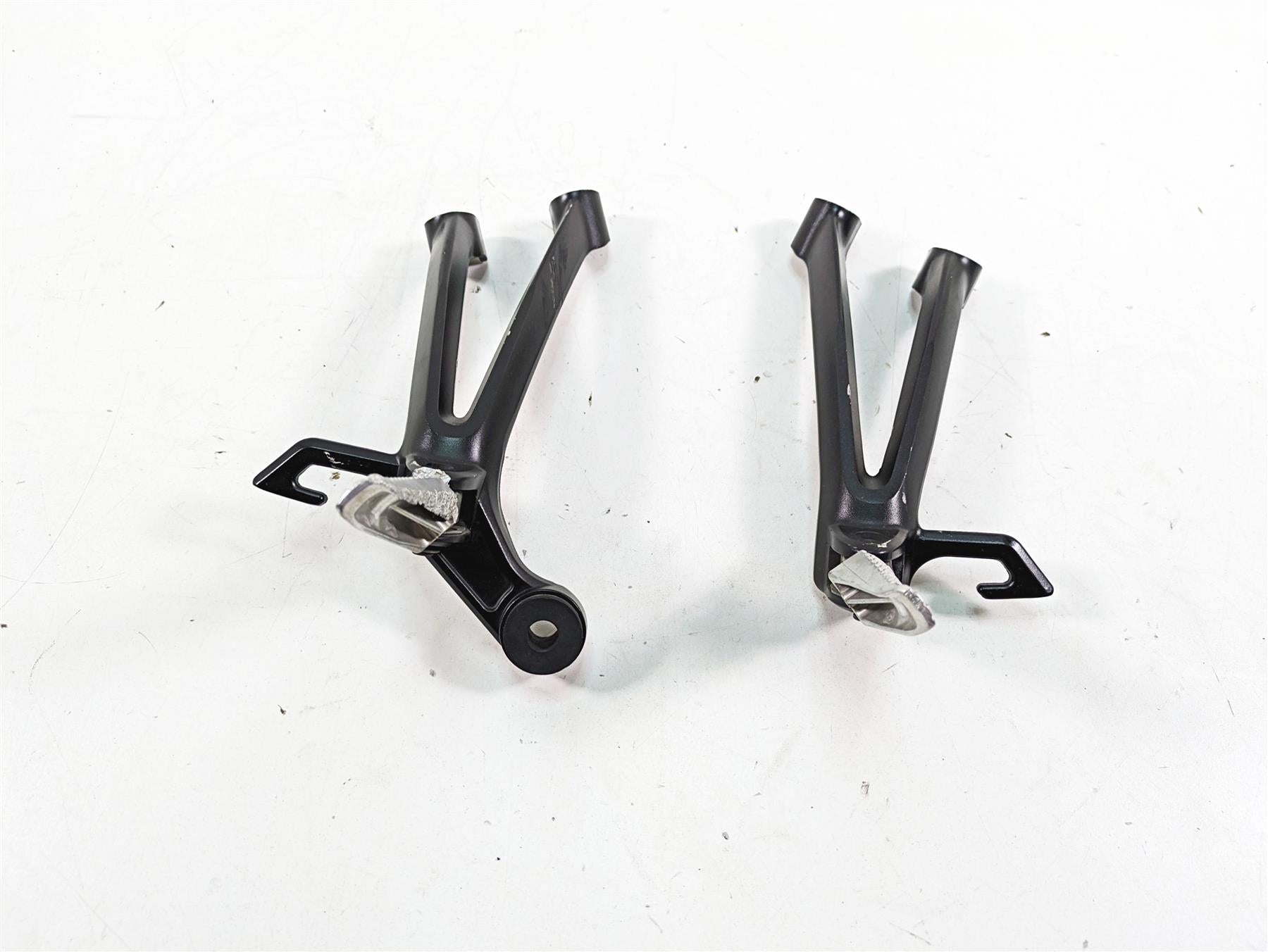 2009 Suzuki GSXR750 K9 Rear Footpeg Foot Peg Rest Mount Set 43600-37H00-YAP | Mototech271