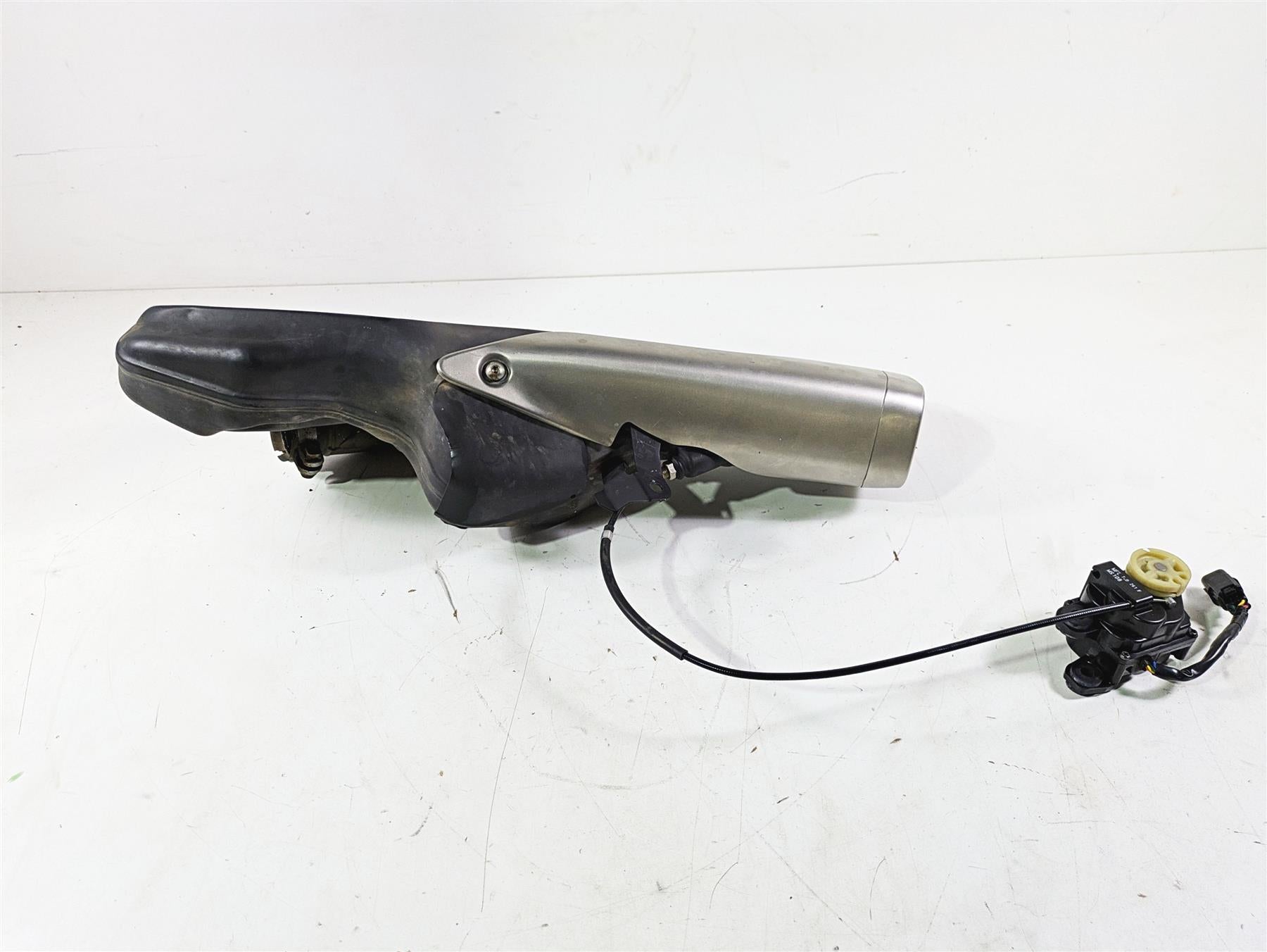 2008 Honda CBR1000RR SC59 Exhaust Muffler Silencer Pipe + Servo 18310-MFL-672 {{ shop.shopifyCountryName }} - Mototech271