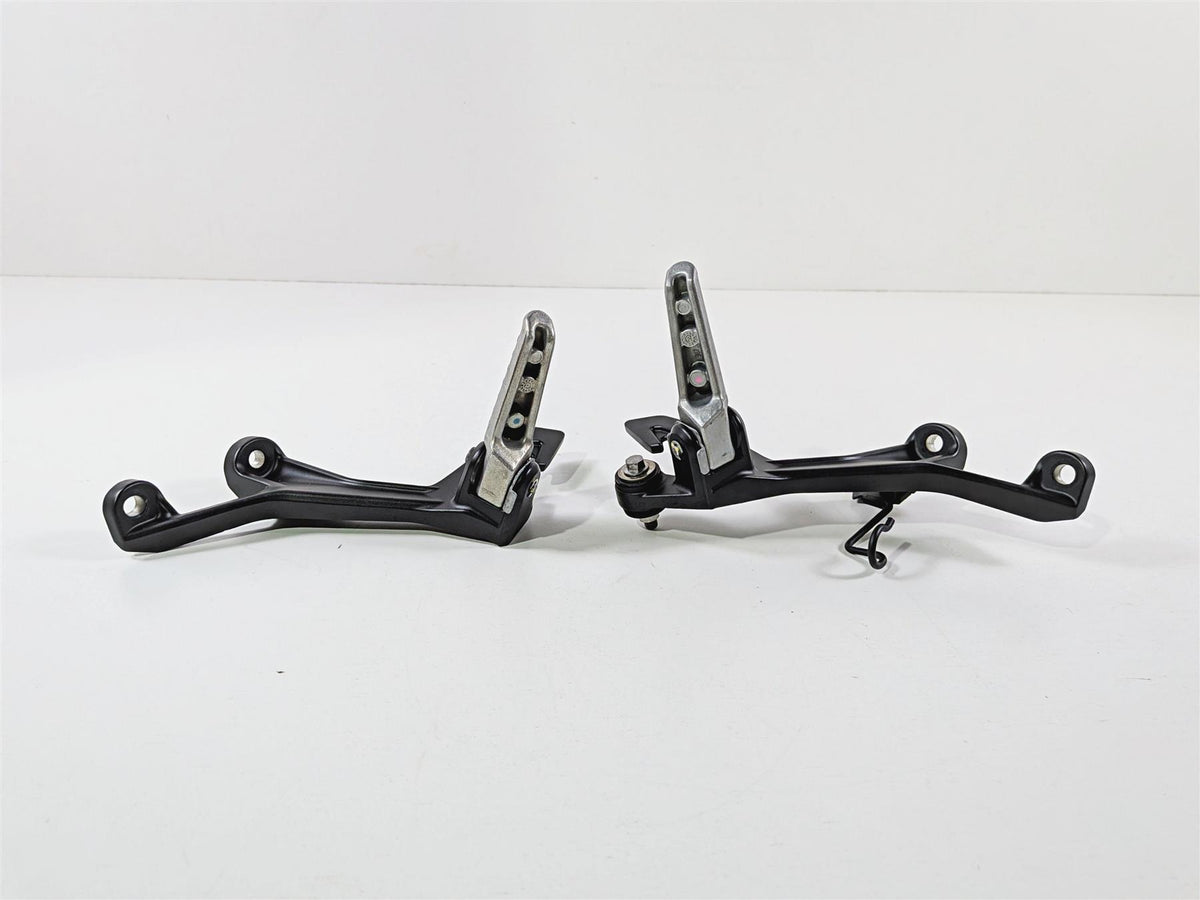 2024 Kawasaki EX500 Ninja 40th An. Rear Passenger Foot Peg 35063-1408 35063-1409 {{ shop.shopifyCountryName }} - Mototech271