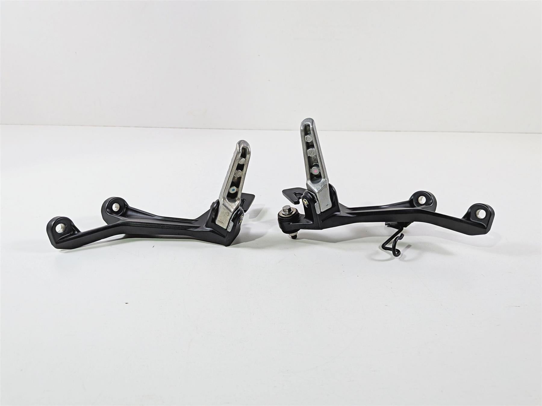 2024 Kawasaki EX500 Ninja 40th An. Rear Passenger Foot Peg 35063-1408 35063-1409 {{ shop.shopifyCountryName }} - Mototech271