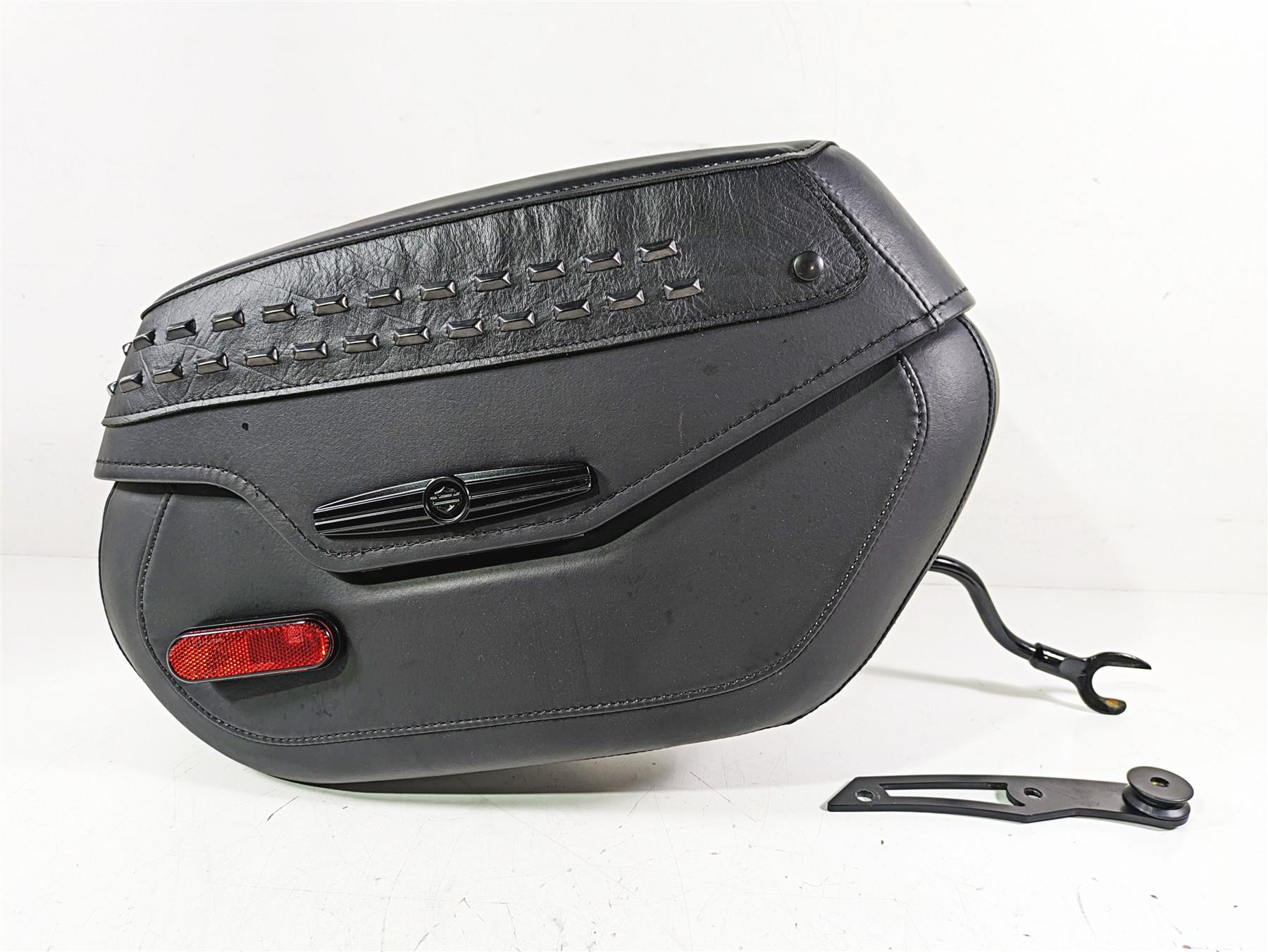 2019 Harley FLHCS Softail Heritage Right Saddle Bag Saddlebag 90201436 {{ shop.shopifyCountryName }} - Mototech271
