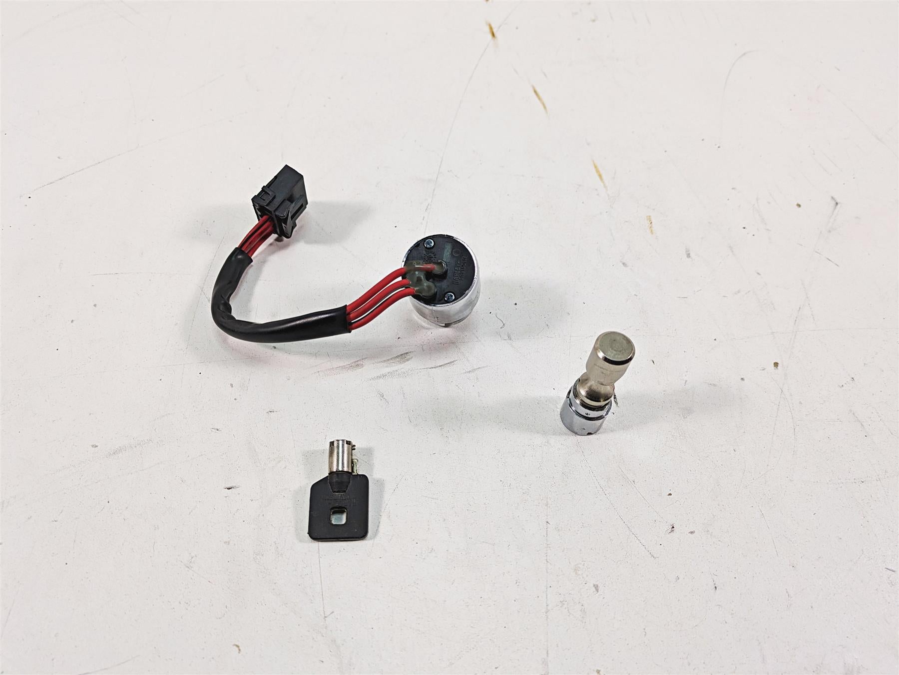 2000 Harley Dyna FXDL Low Rider Ignition Switch Key Lock Set 71421-90B 71428-90B {{ shop.shopifyCountryName }} - Mototech271