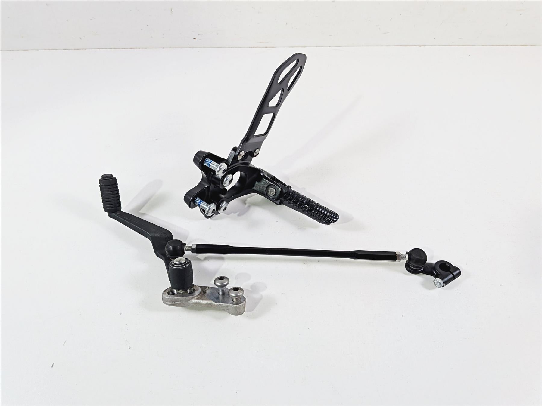 2024 Suzuki GSXR600 Left Front Footpeg & Shifter 43521-47H20 25600-14J11 {{ shop.shopifyCountryName }} - Mototech271