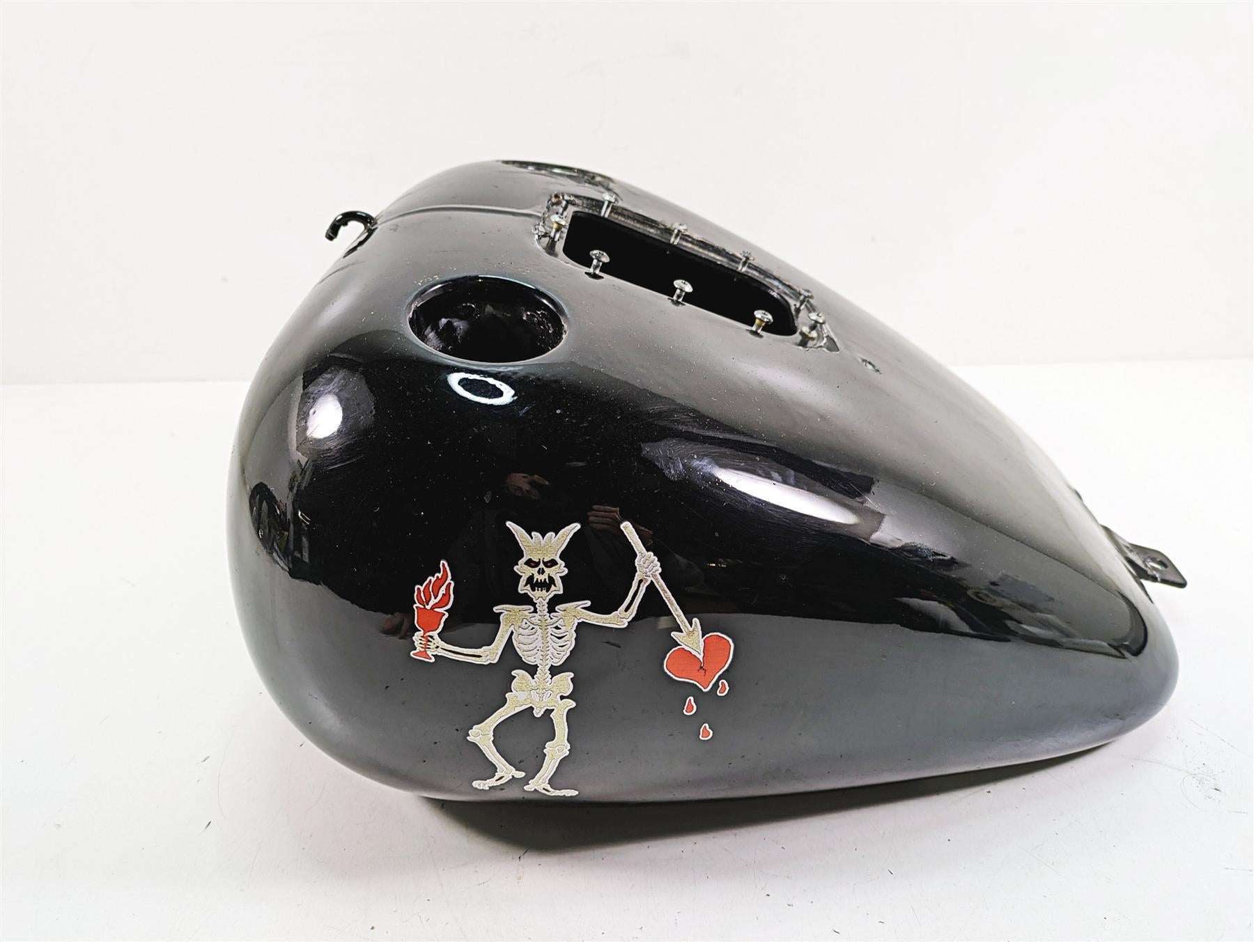 2009 Harley Softail FLSTSB Cross Bones Fuel Gas Petrol Tank -Read 61000800 {{ shop.shopifyCountryName }} - Mototech271