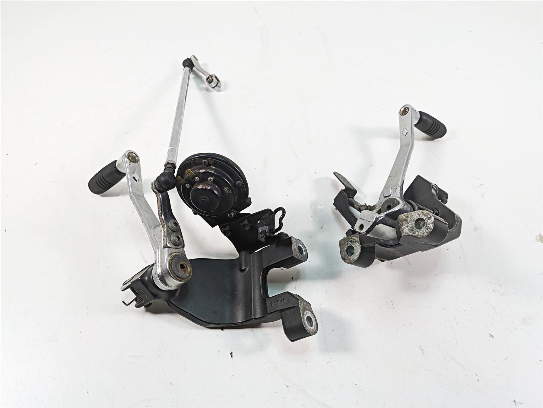 2009 Yamaha XV1900 Raider Front Left Right Footpeg Mount & Pedal Set 5C7-27420 | Mototech271