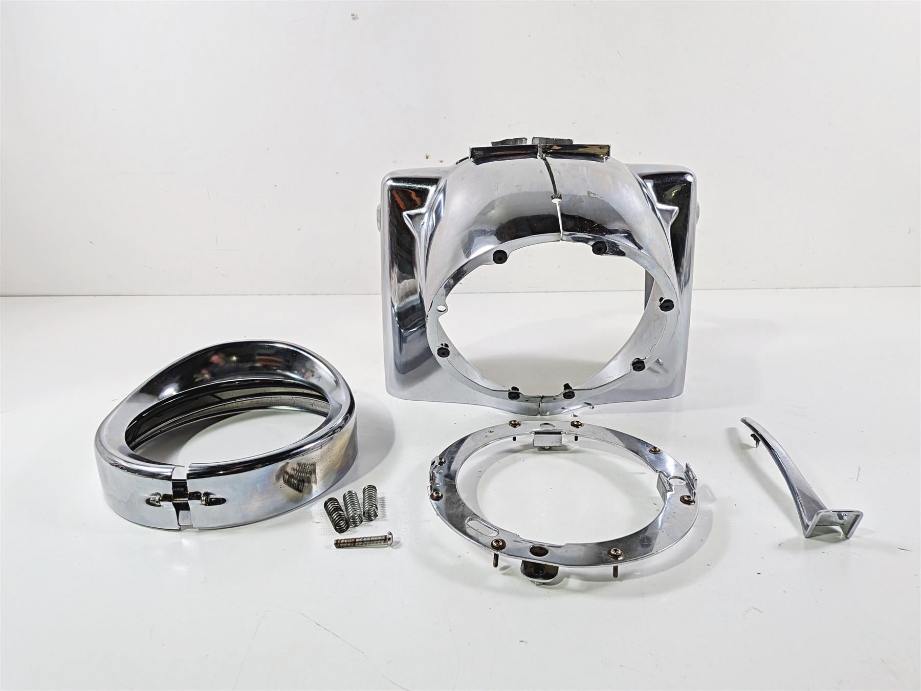 Harley Touring Aftermarket Chrome Road King Headlight Cover Nacelle Set {{ shop.shopifyCountryName }} - Mototech271