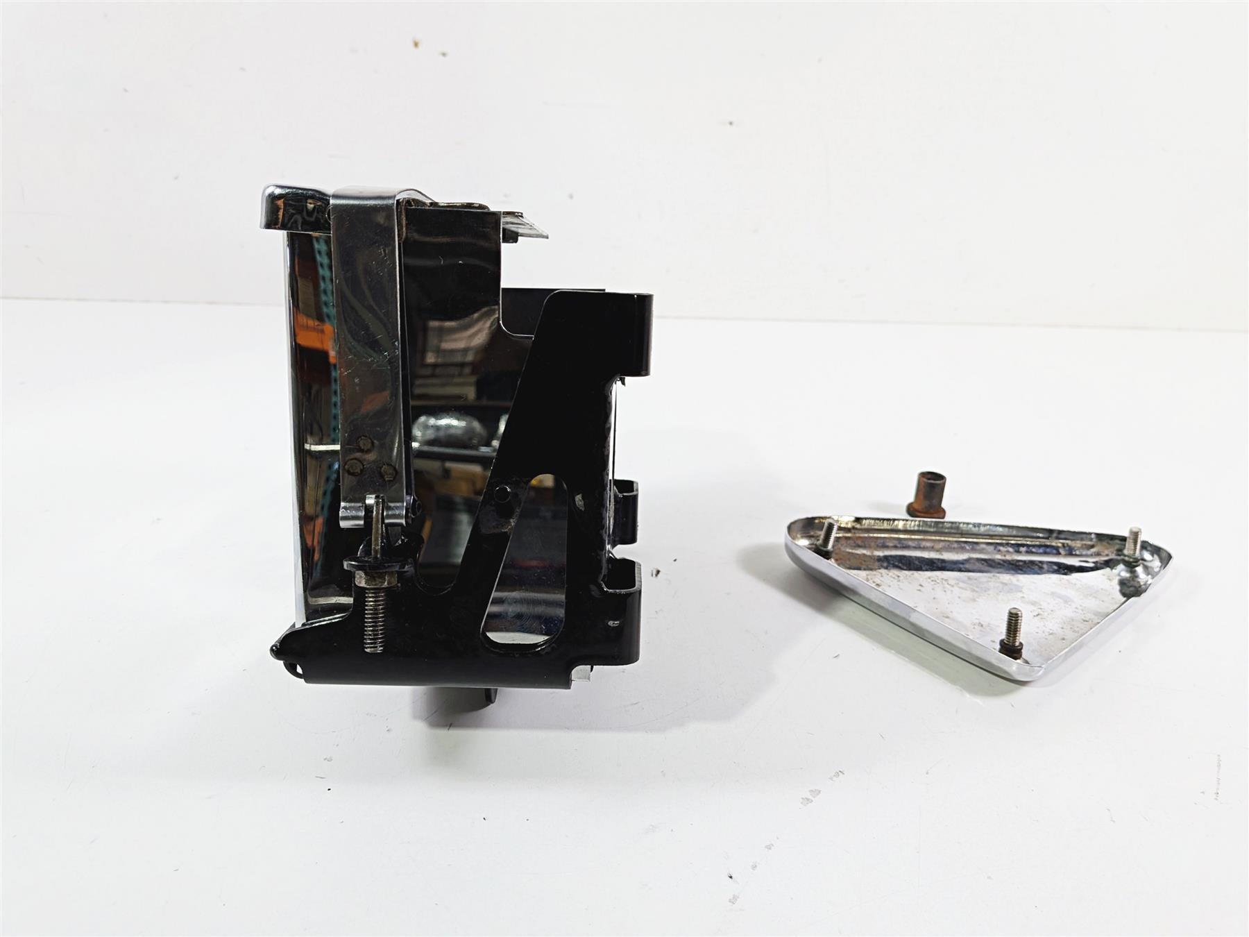 1995 Harley XL883 Sportster Hugger Battery Holder, Cover & Triangle 66194-94A {{ shop.shopifyCountryName }} - Mototech271