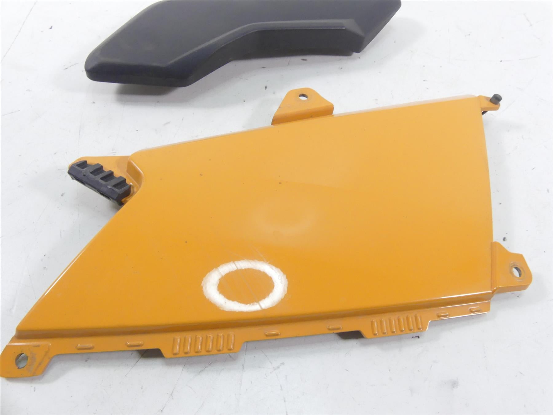 2008 BMW R1200GS K25 Between Leg Side Cover Fairing Set 46637700886 {{ shop.shopifyCountryName }} - Mototech271