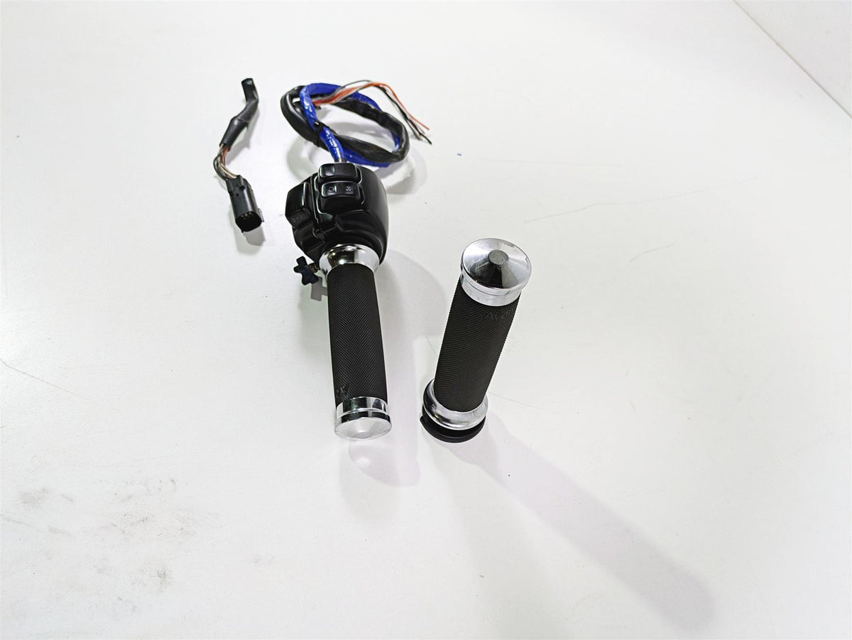 2009 Harley FLSTSB Cross Bones Right Hand Control Switch - Read 71684-06A {{ shop.shopifyCountryName }} - Mototech271