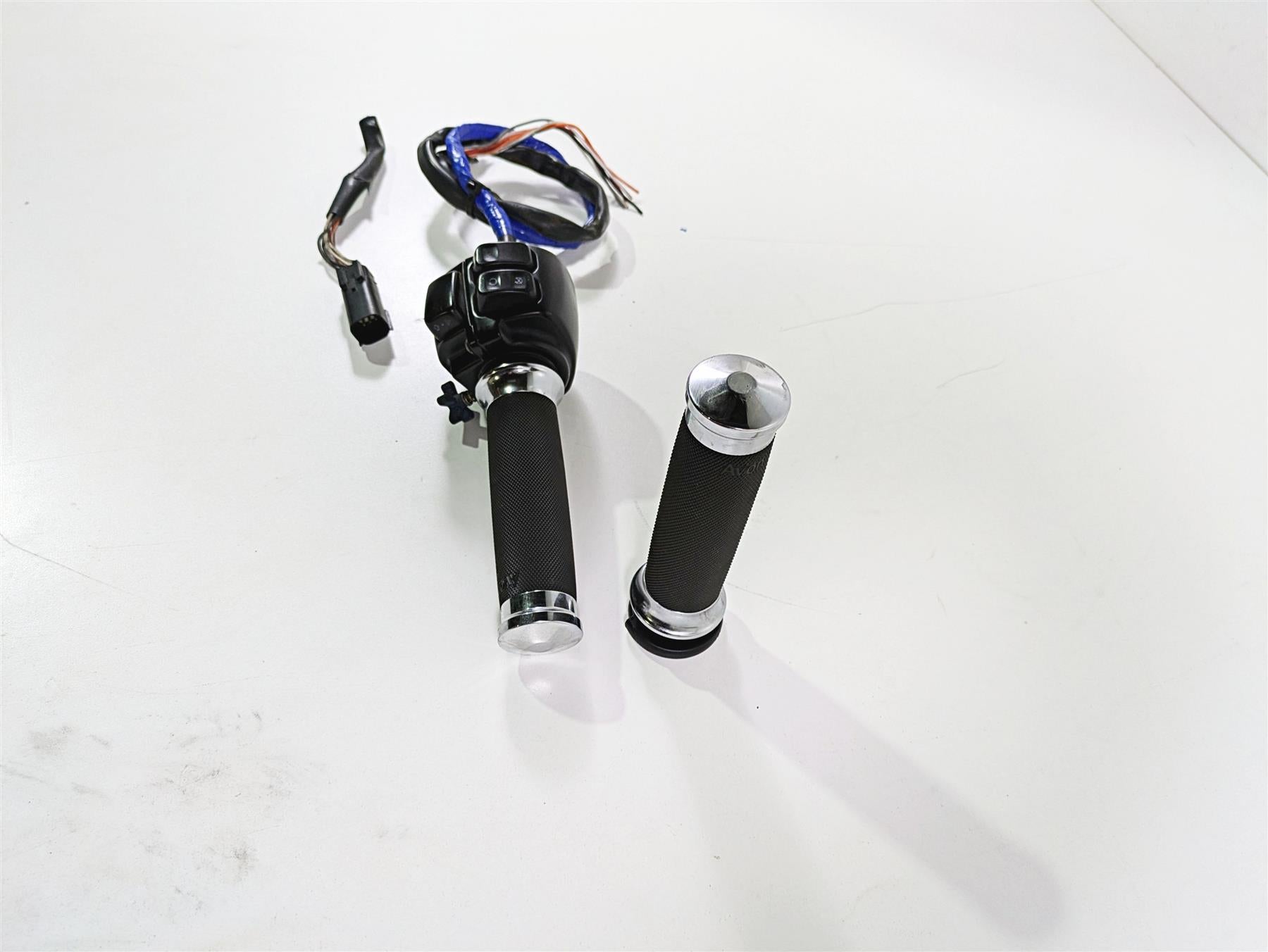 2009 Harley FLSTSB Cross Bones Right Hand Control Switch - Read 71684-06A {{ shop.shopifyCountryName }} - Mototech271
