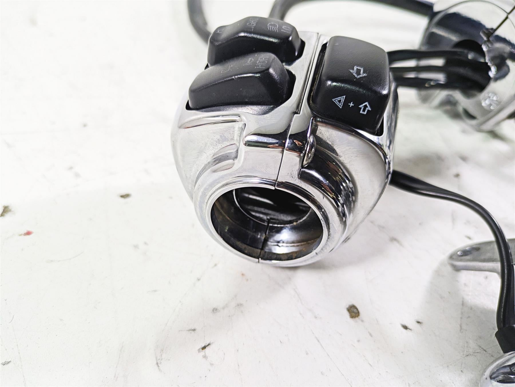 2005 Harley Softail FLSTFSE CVO Fat Boy Chrome Hand Control Switch Set 71682-06A {{ shop.shopifyCountryName }} - Mototech271