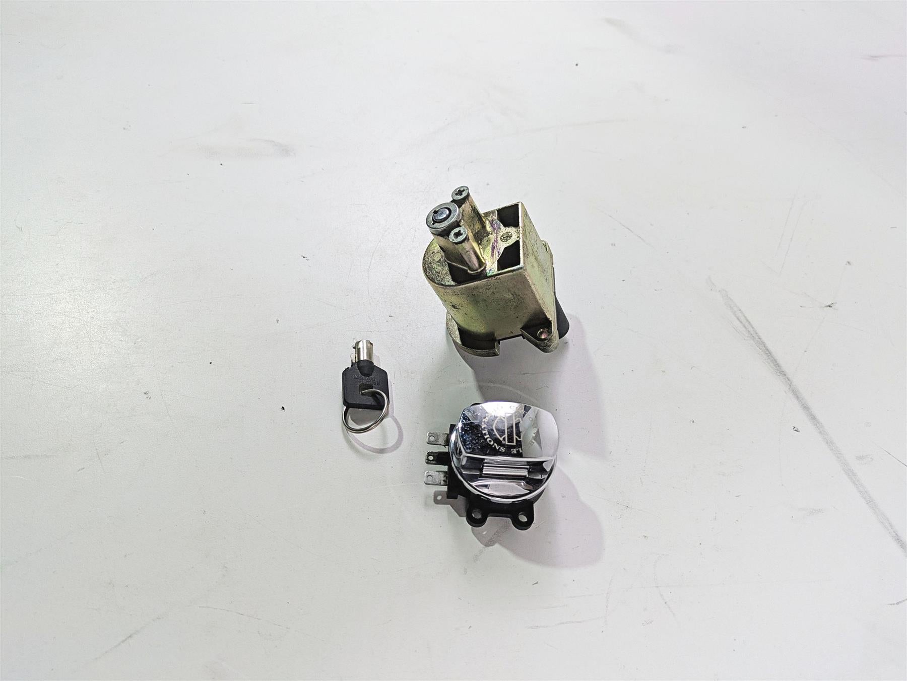 2007 Harley Touring FLHRSE CVO Road King Ignition Switch Fork Lock Set 53461-07 {{ shop.shopifyCountryName }} - Mototech271