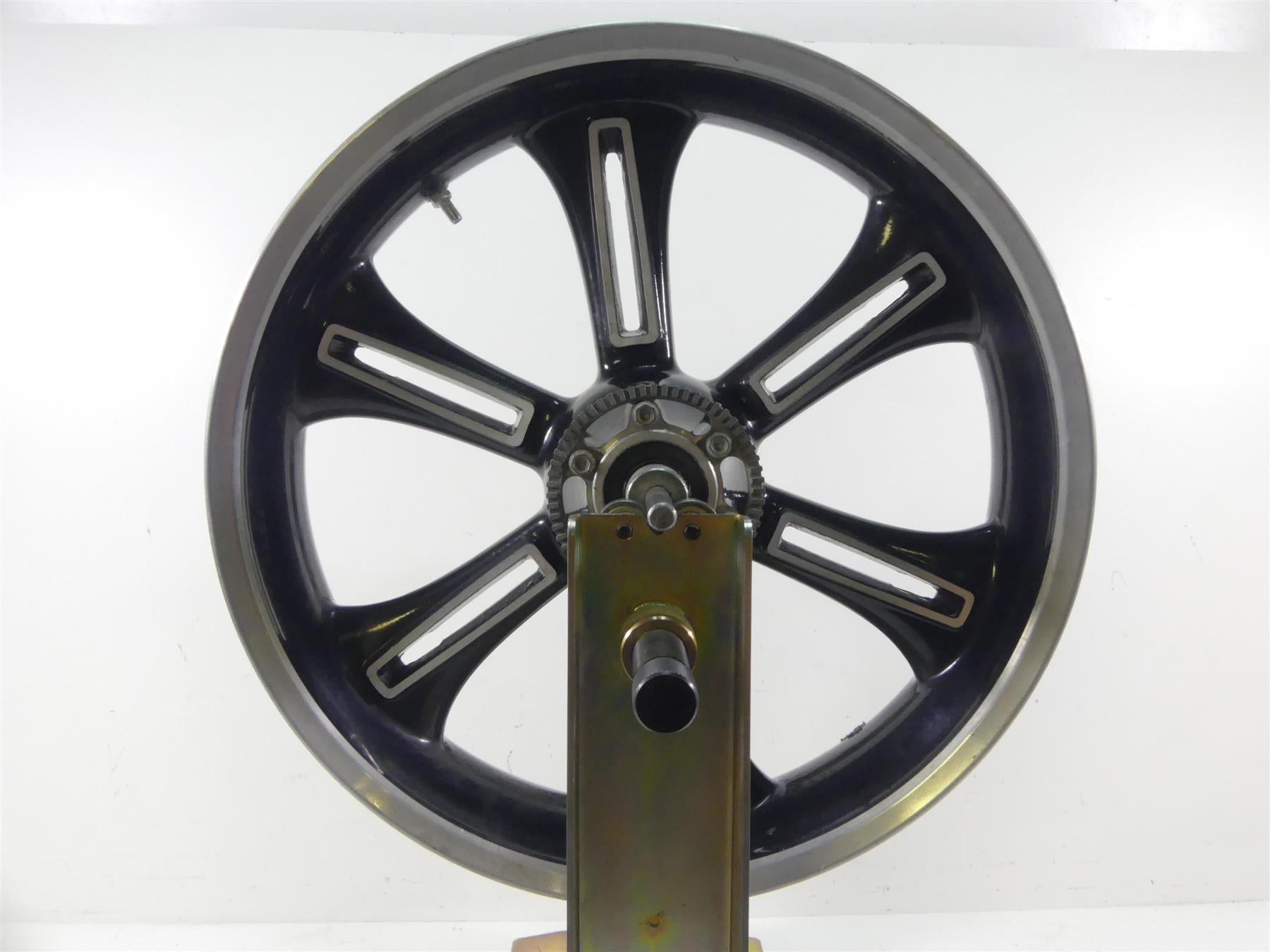2011 Victory Vision Tour Straight Front Cast Wheel Rim 18x3.5 - Read 1521383 {{ shop.shopifyCountryName }} - Mototech271