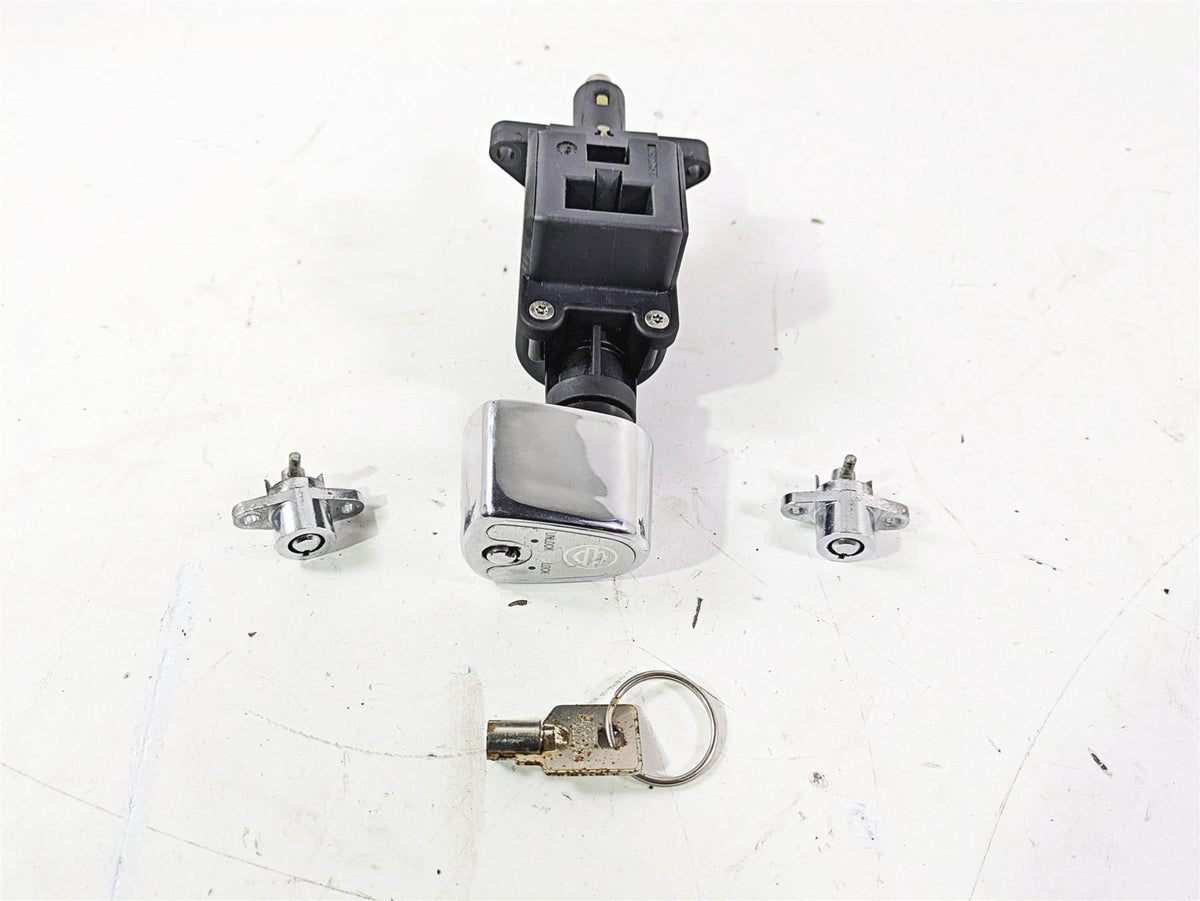 2007 Harley Touring FLHTCU SE CVO E-Glide Ignition Switch Key Lock Set 71572-06 {{ shop.shopifyCountryName }} - Mototech271