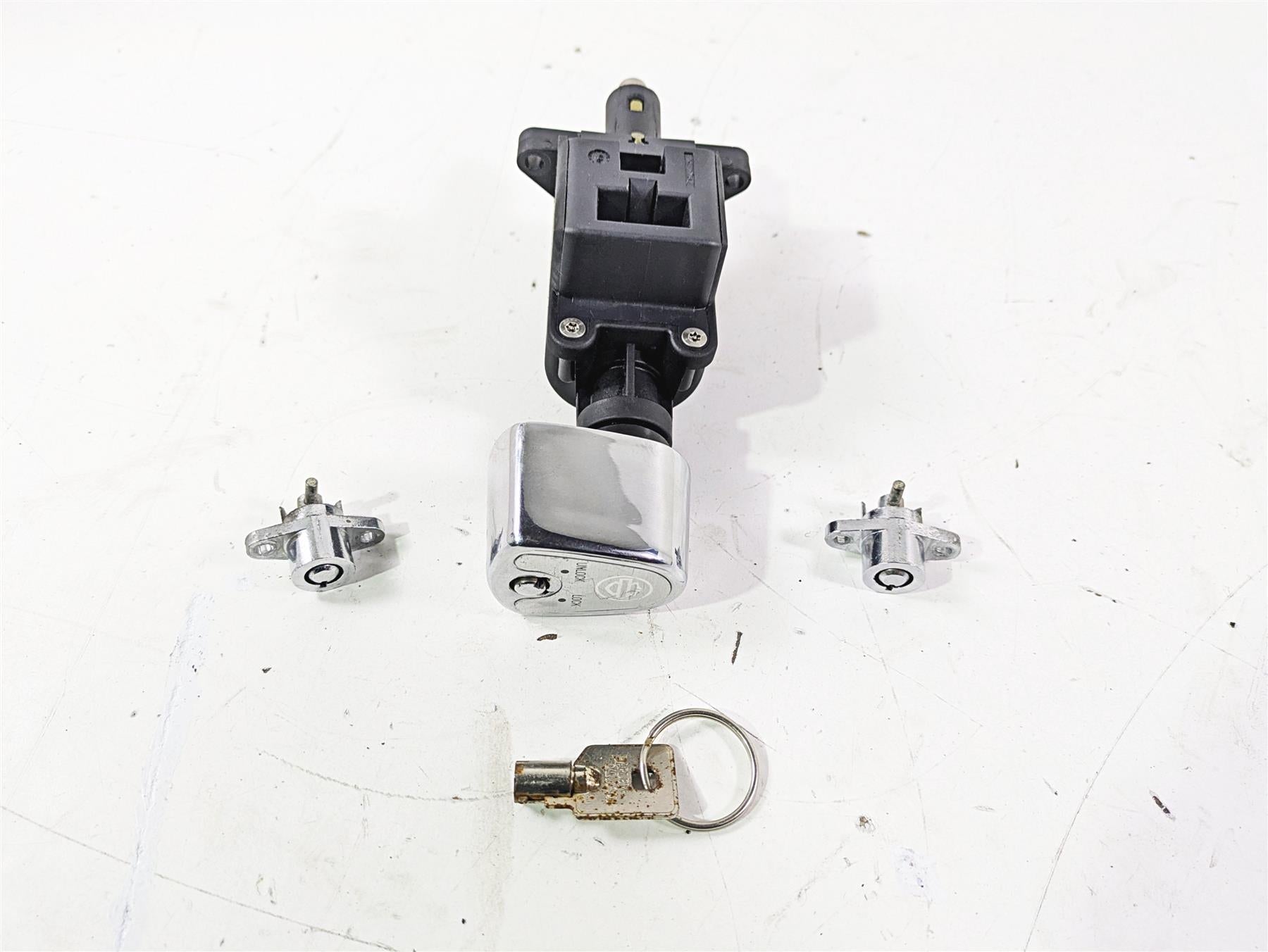 2007 Harley Touring FLHTCU SE CVO E-Glide Ignition Switch Key Lock Set 71572-06 {{ shop.shopifyCountryName }} - Mototech271