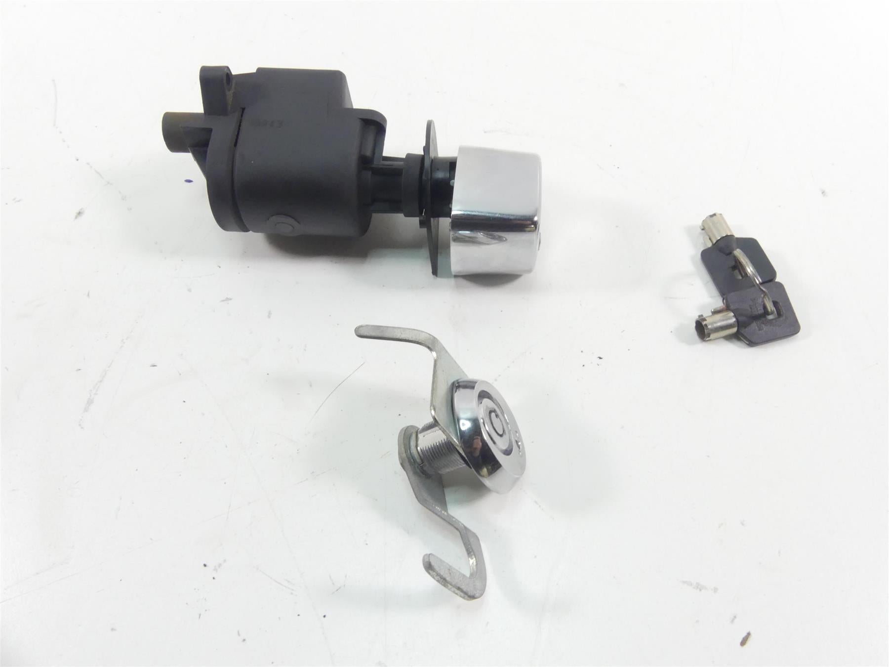 2011 Harley Touring FLTRU Road Glide Ignition Switch Key Lock Set -Read 71572-06 {{ shop.shopifyCountryName }} - Mototech271