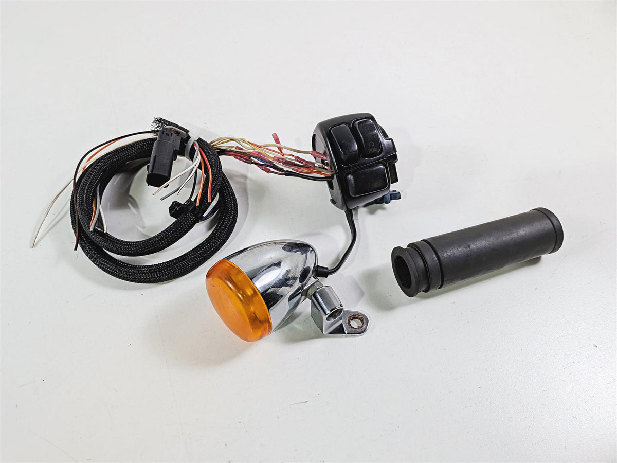 2011 Harley FXDF Dyna Fat Bob Right Control Switch & Turn Signal 71684-06A {{ shop.shopifyCountryName }} - Mototech271