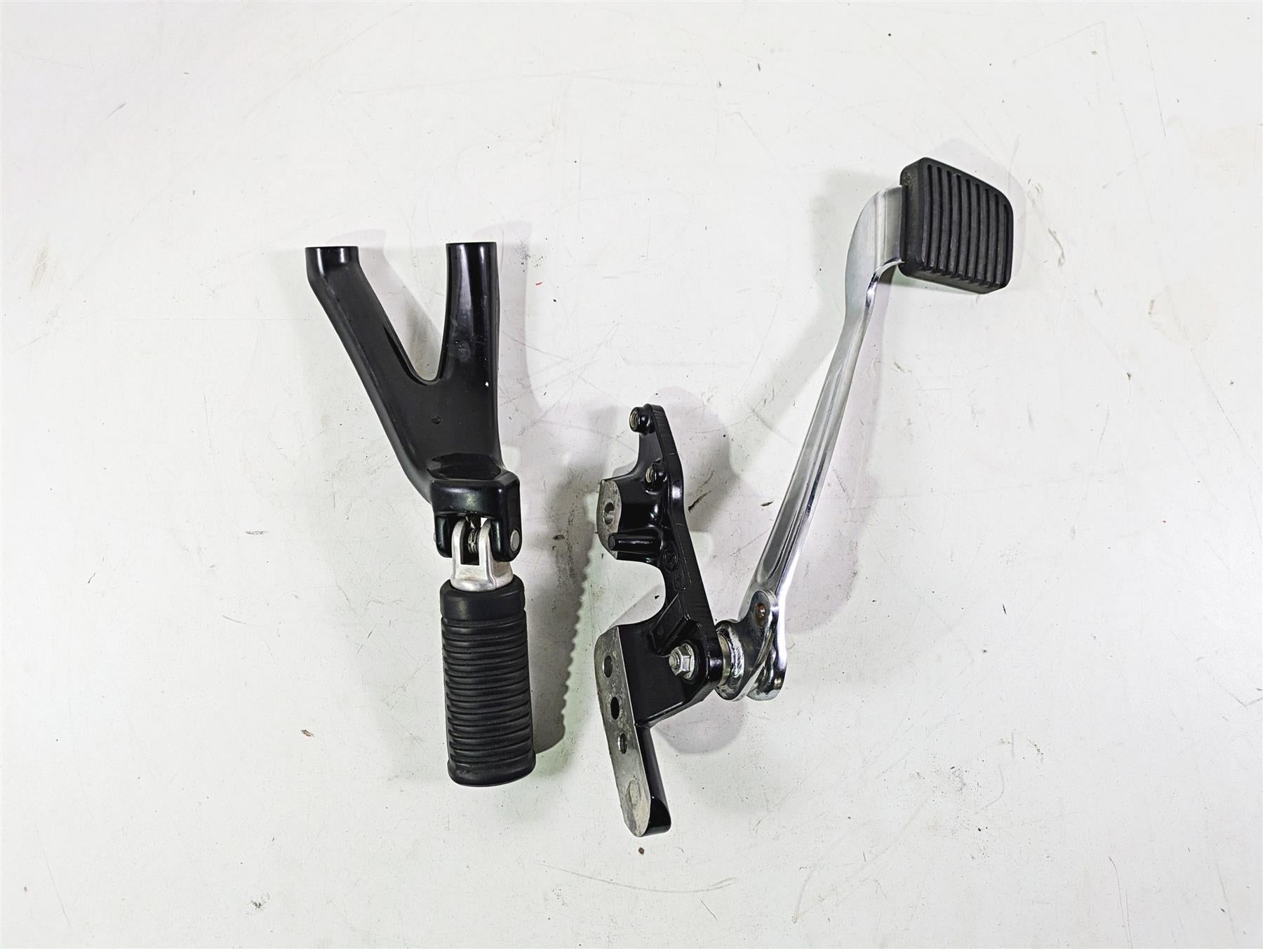 2018 Harley FXBR Softail Breakout Right Footpeg + Mount & Brake Pedal 50500746 {{ shop.shopifyCountryName }} - Mototech271